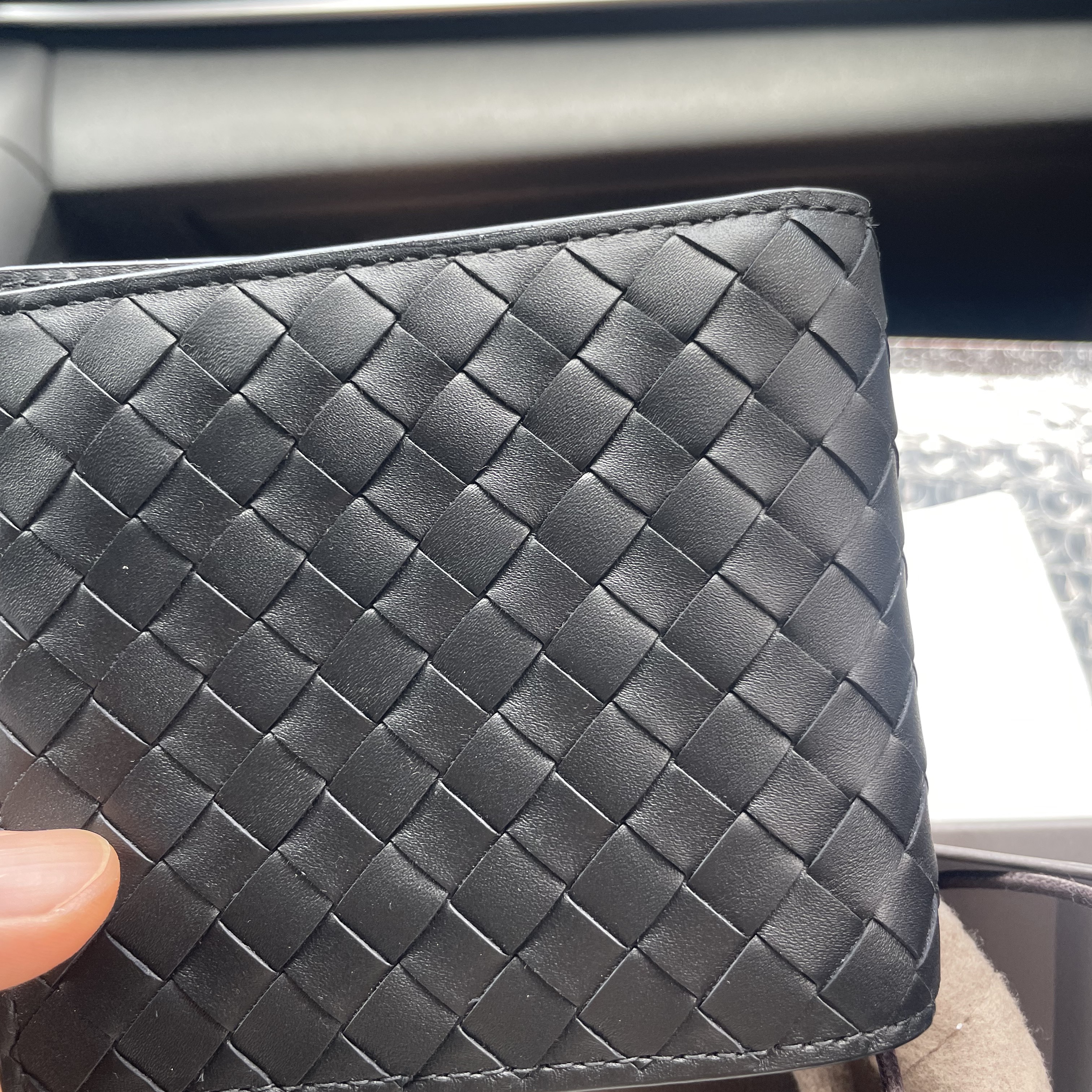 Bottega Veneta Bi-Fold Wallet Black 착용 스타일