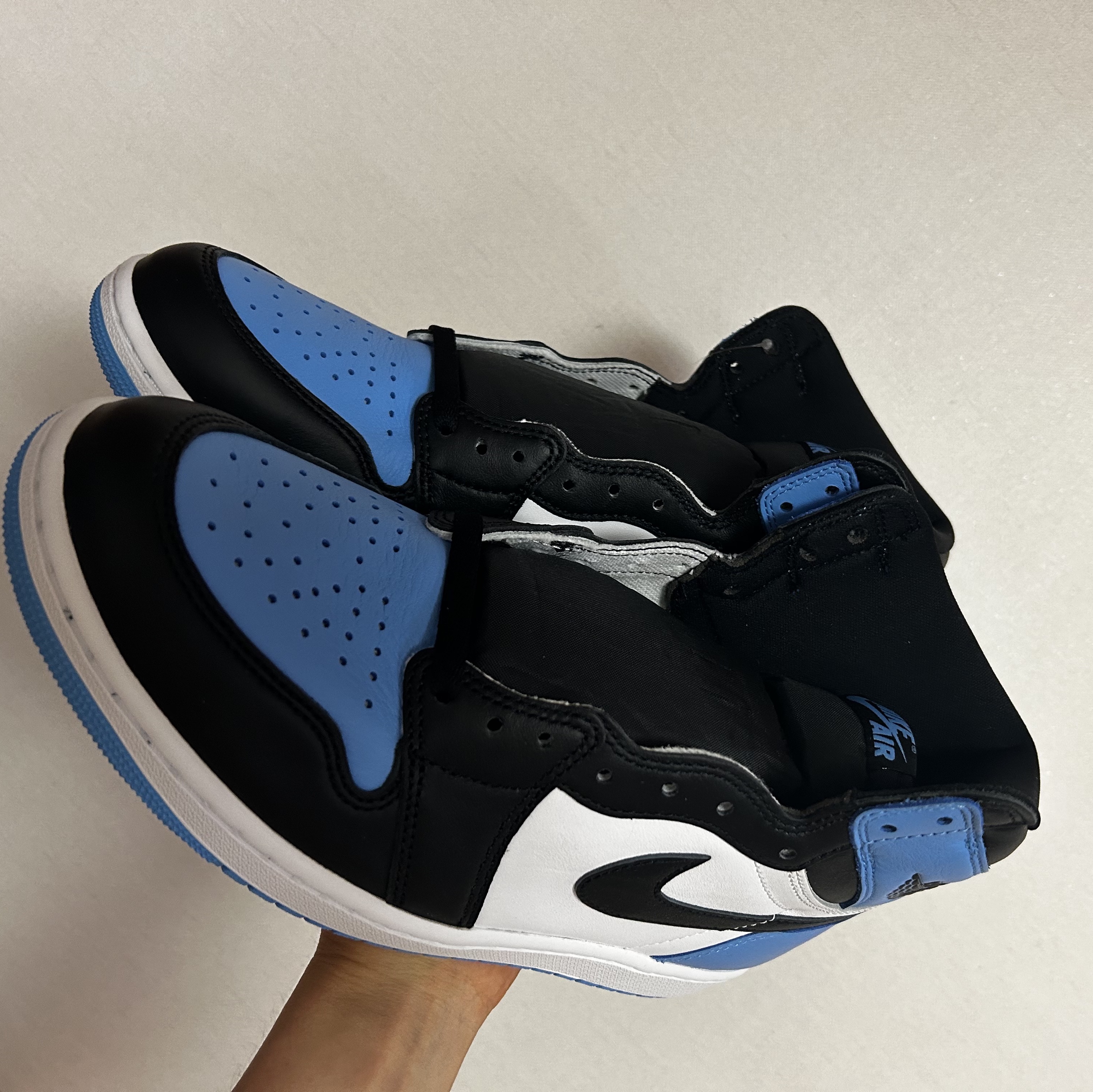Jordan 1 Retro High OG University Blue 착용 스타일 - 2