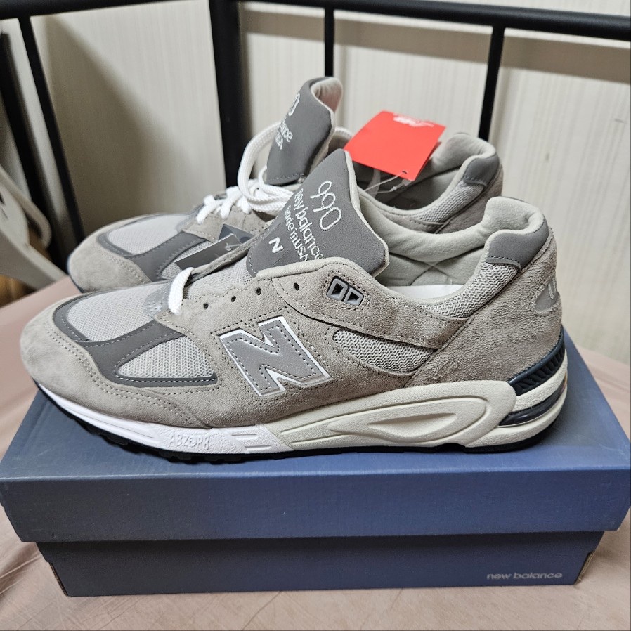 New Balance 990v2 Made in USA Grey 착용 스타일 - 3