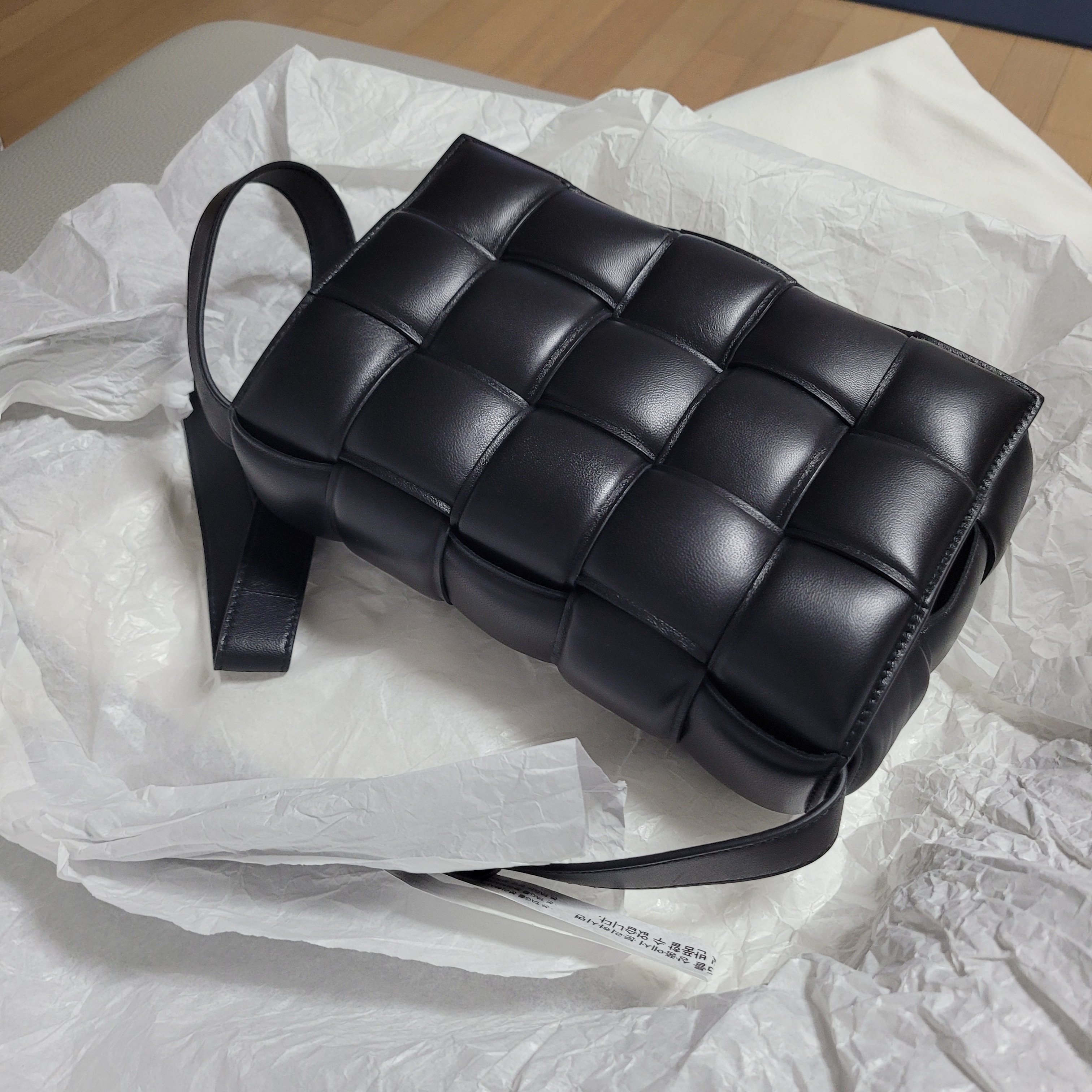 Bottega Veneta Padded Leather Cassette Black 착용 스타일