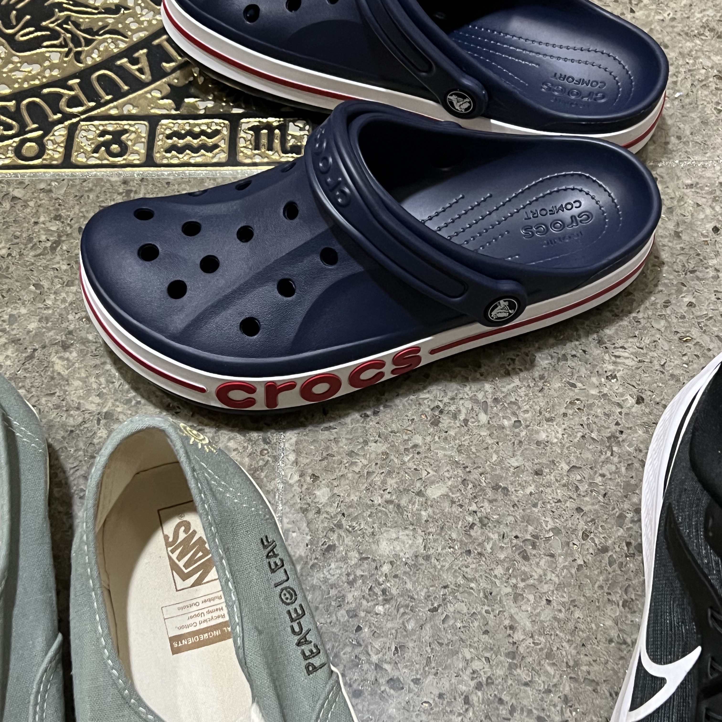 Crocs Bayaband Clog Navy Pepper 착용 스타일