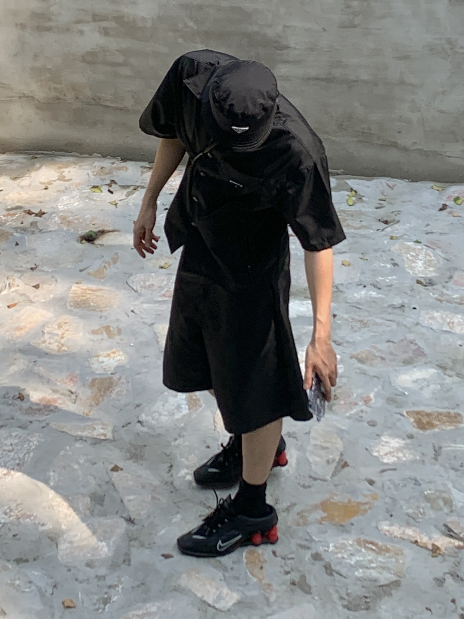 Nike x Martine Rose Shox MR4 Black, Prada Re-Nylon Bucket Hat Black 착용 스타일 - 1