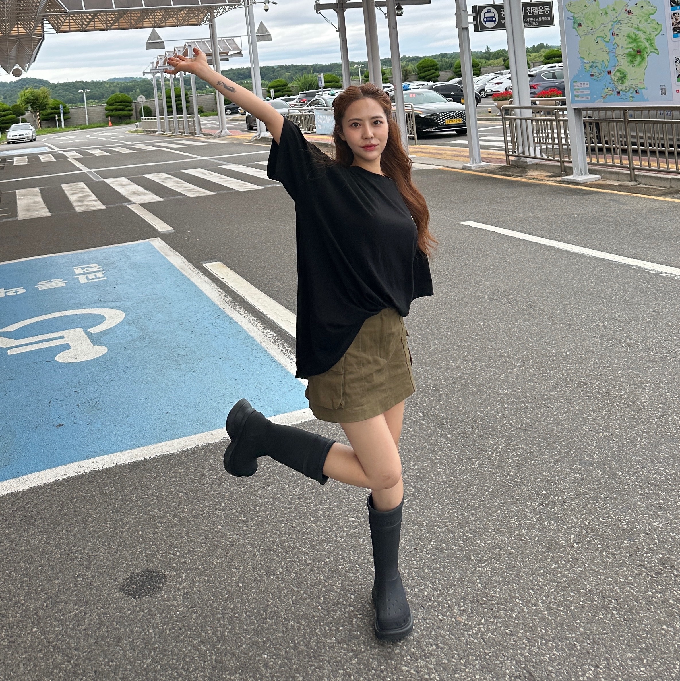 Balenciaga x Crocs Rubber Boot Black, (W) Balenciaga x Crocs Rubber Boot Black 착용 스타일 - 3