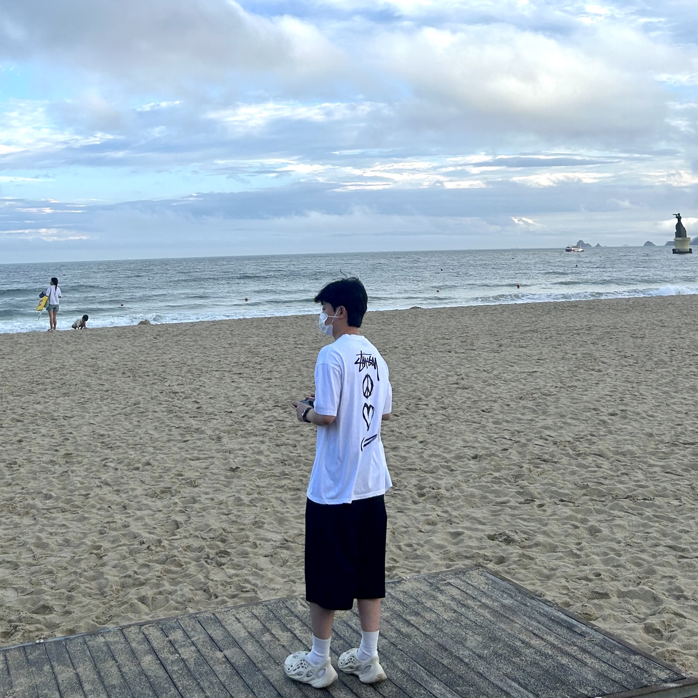 Nike x Stussy NRG RA T-Shirt Summit White (DM4943-121), Adidas Yeezy Foam RNNR Sand 착용 스타일 - 3