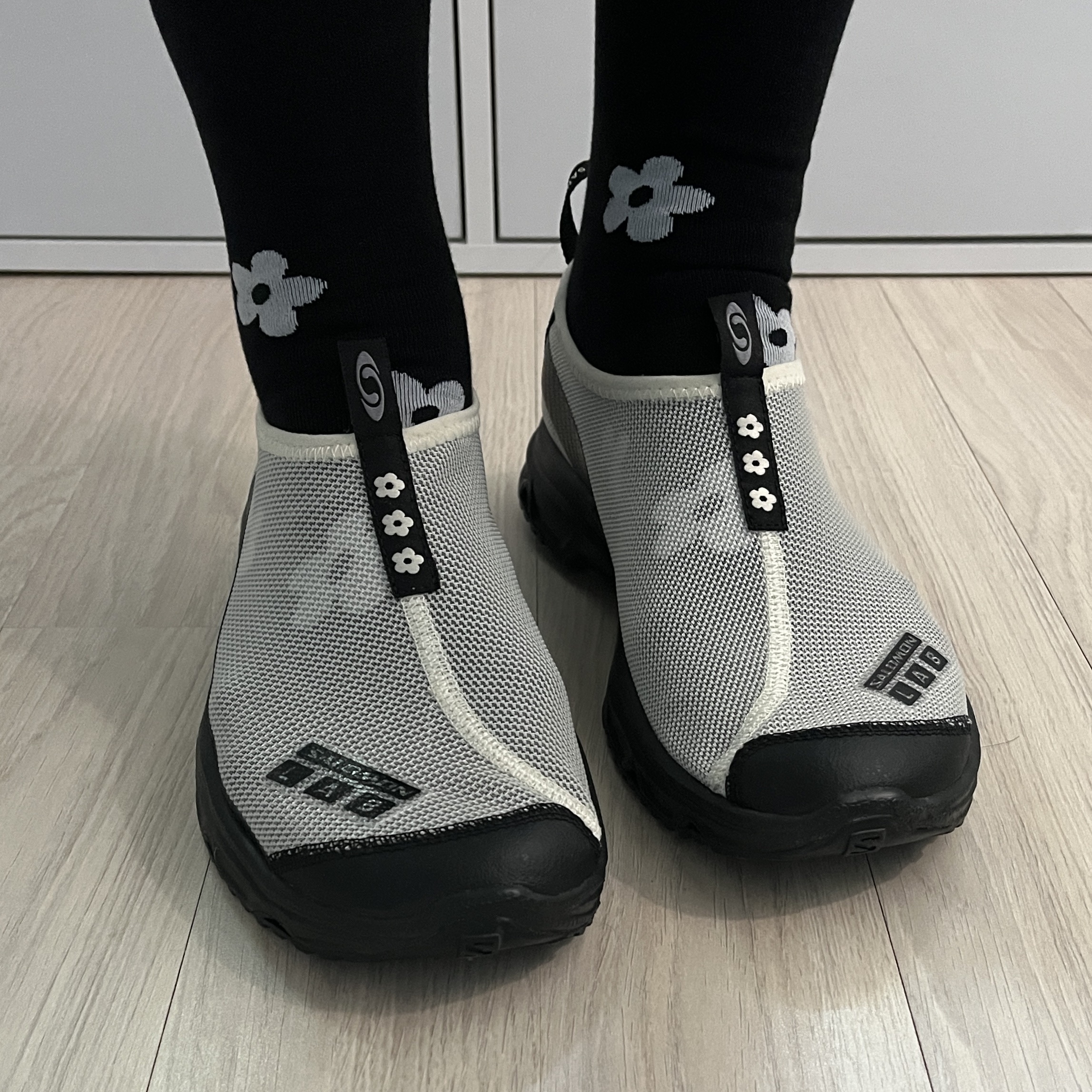 Salomon x Sandy Liang RX Moc 3.0 Black White 착용 스타일 - 2