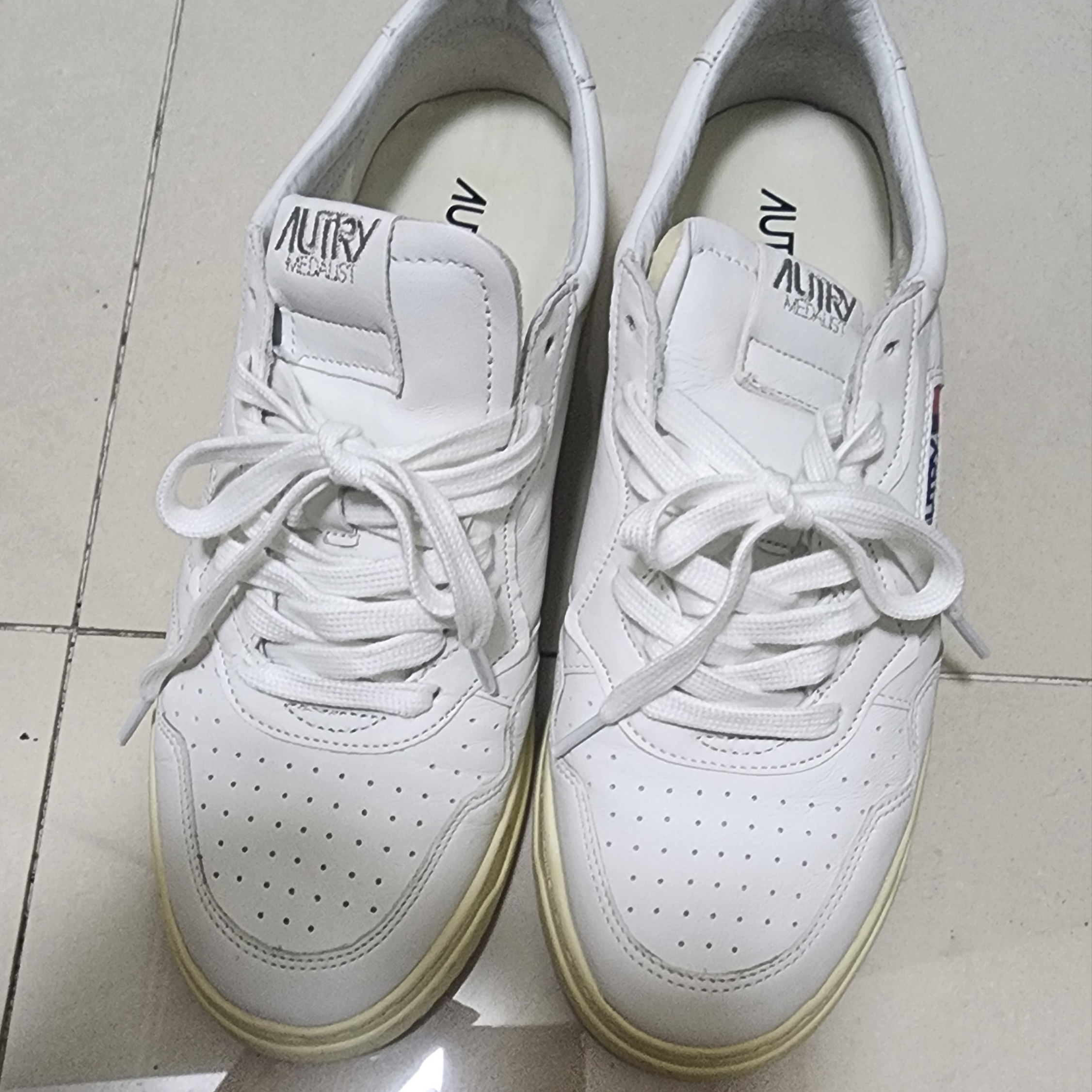 Autry Medalist Low Goatskin Sneakers White 착용 스타일
