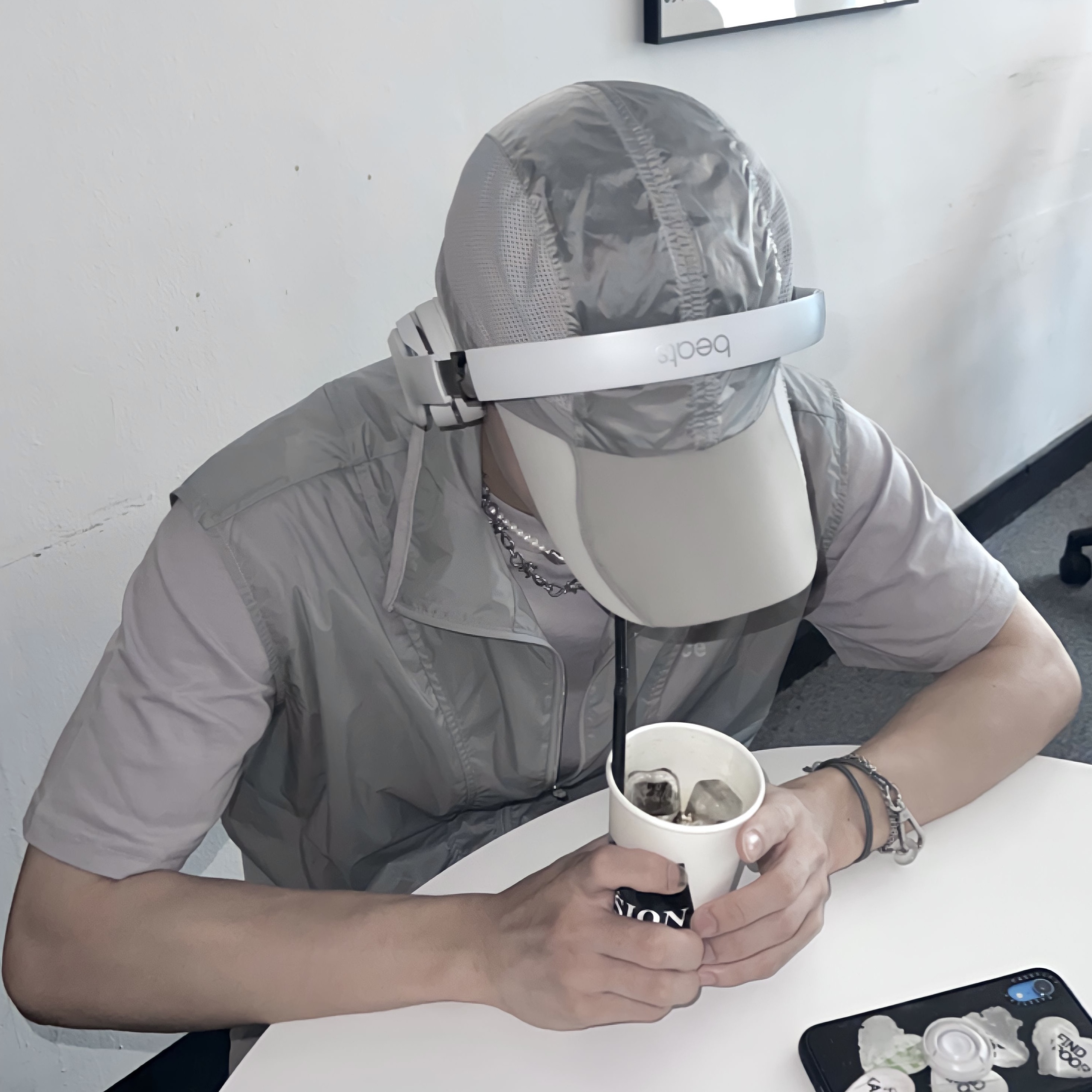 Maison Margiela Tabi Silver Foil Suede Sneakers White 착용 스타일 - 5