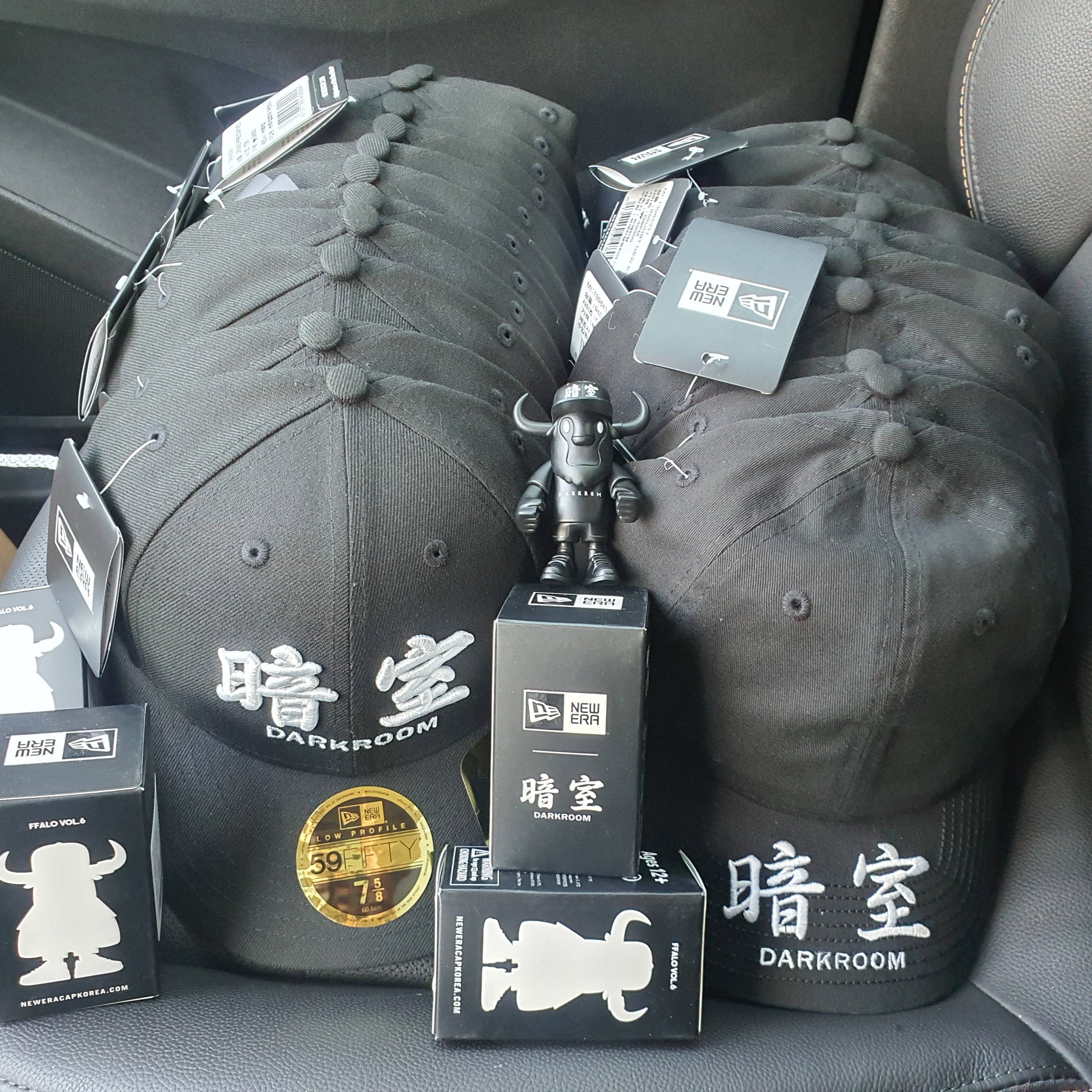 Darkr8m Studio x New Era Fitted Cap Black, Darkr8m Studio x New Era Unstructured Ball Cap Black 착용 스타일