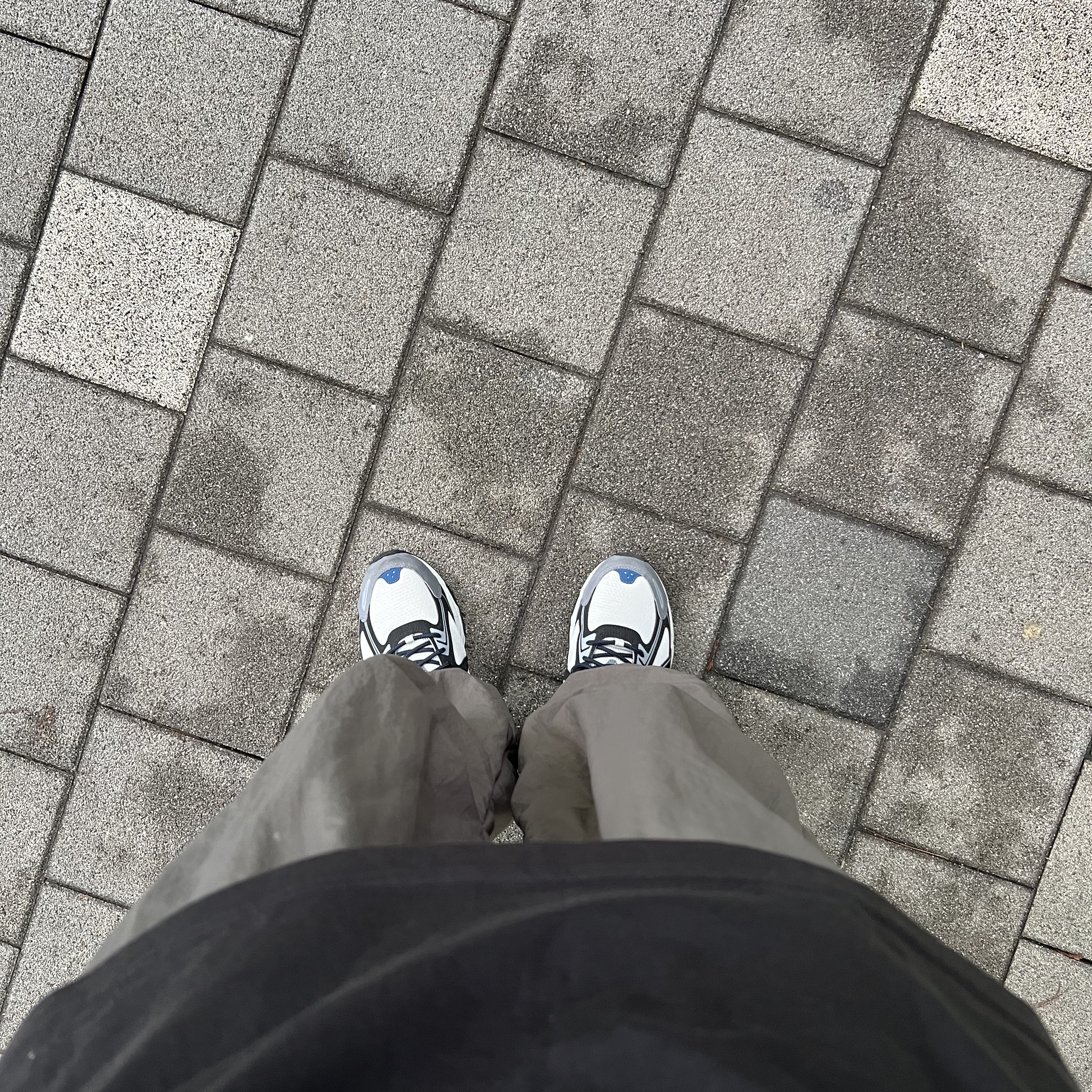 Asics Gel-Venture 6 SPS Glacier Grey, IAB Studio T-Shirt Black 착용 스타일