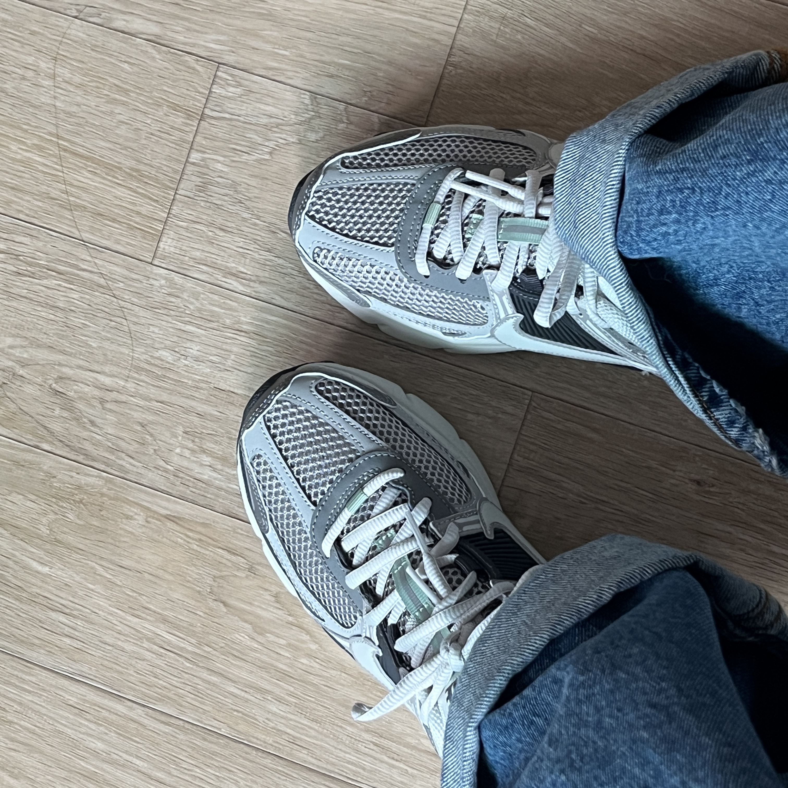 (W) Nike Zoom Vomero 5 Cobblestone and Flat Pewter 착용 스타일 - 3