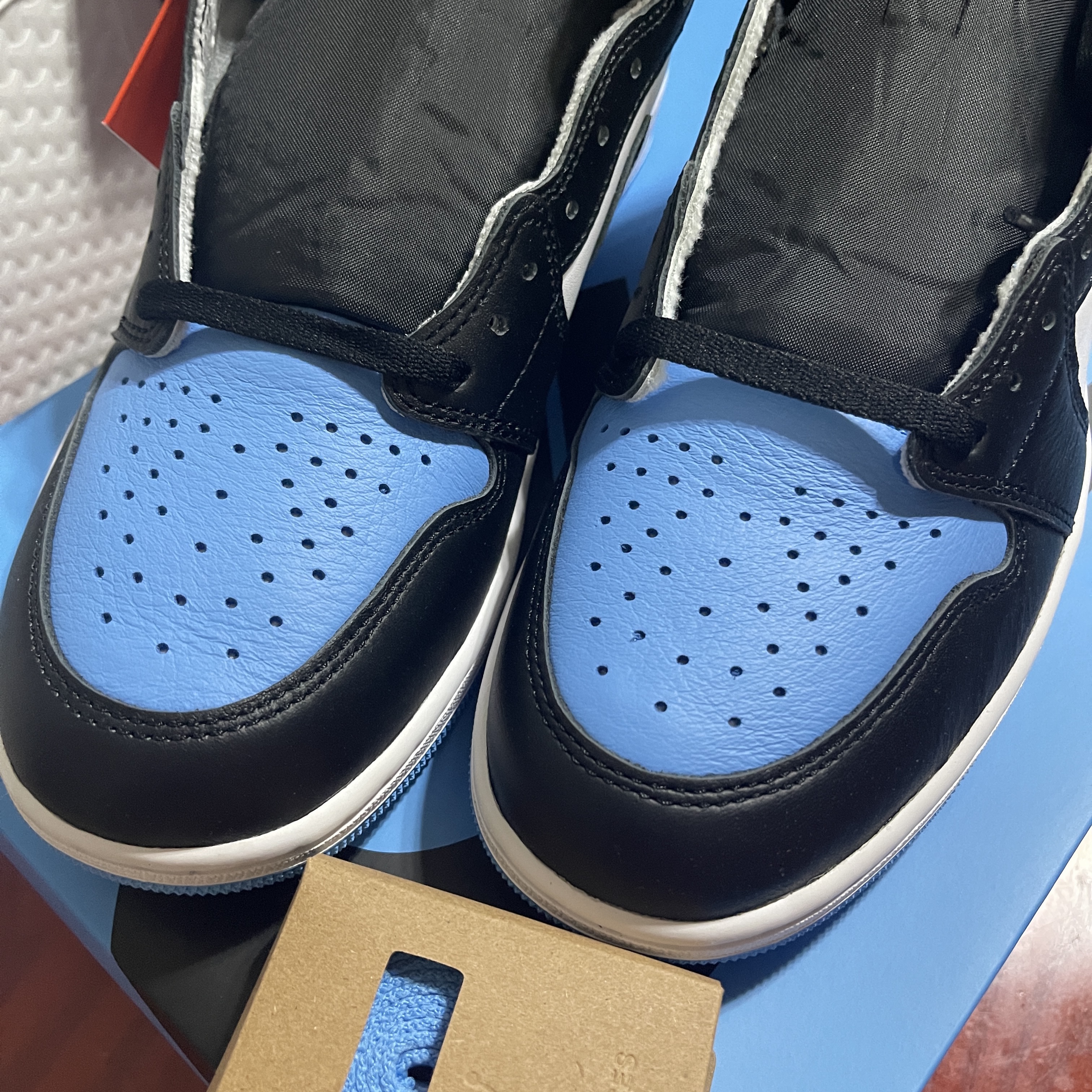 Jordan 1 Retro High OG University Blue 착용 스타일 - 3