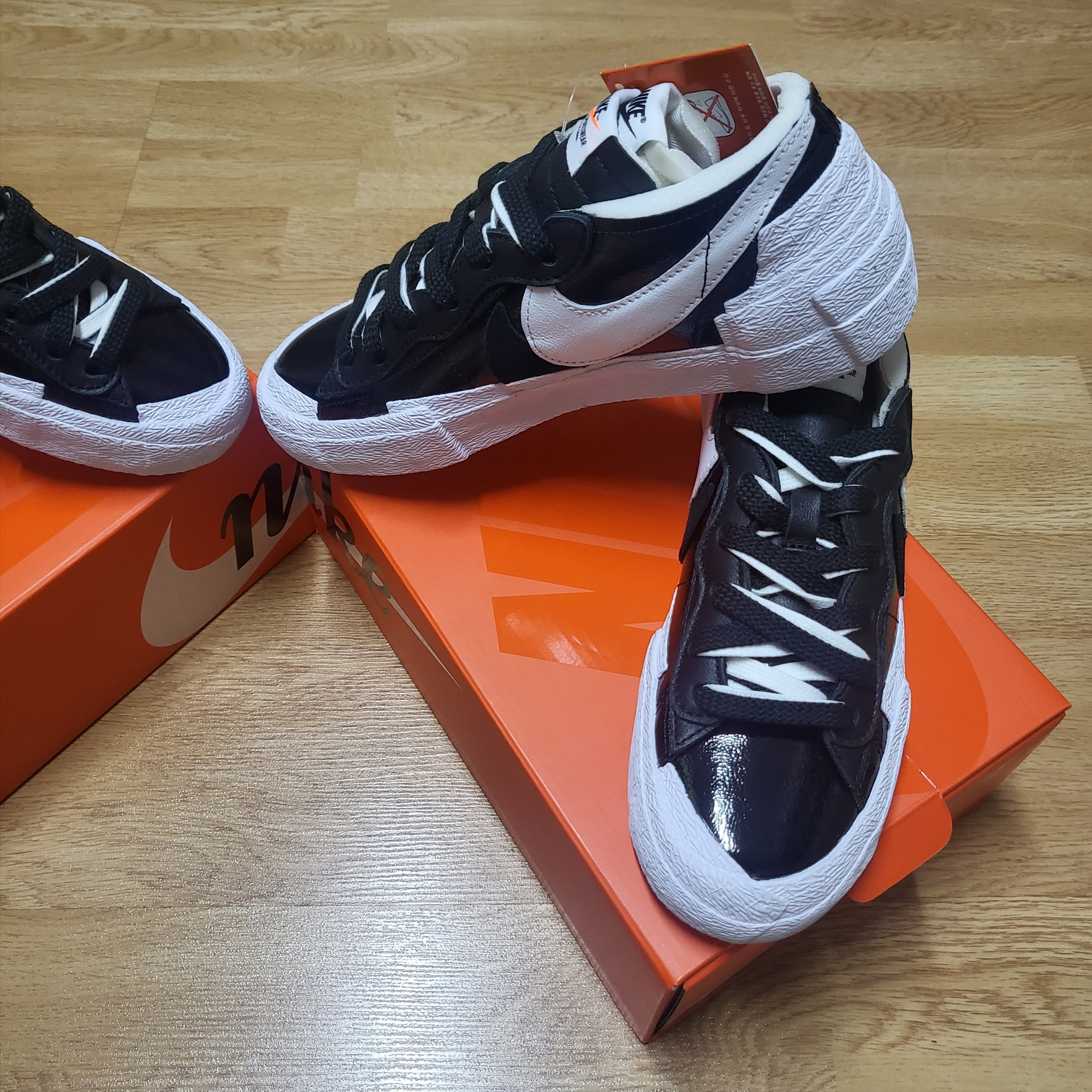 Nike x Sacai Blazer Low Black Patent Leather 착용 스타일 - 1
