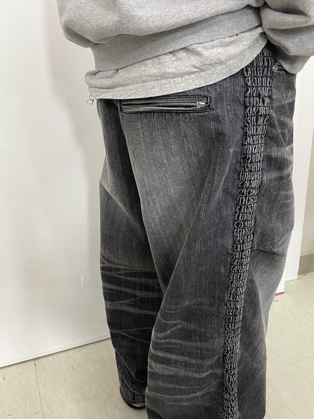 [KREAM 단독] Etce Smocking Baggy Jean Grey 착용 스타일 - 2