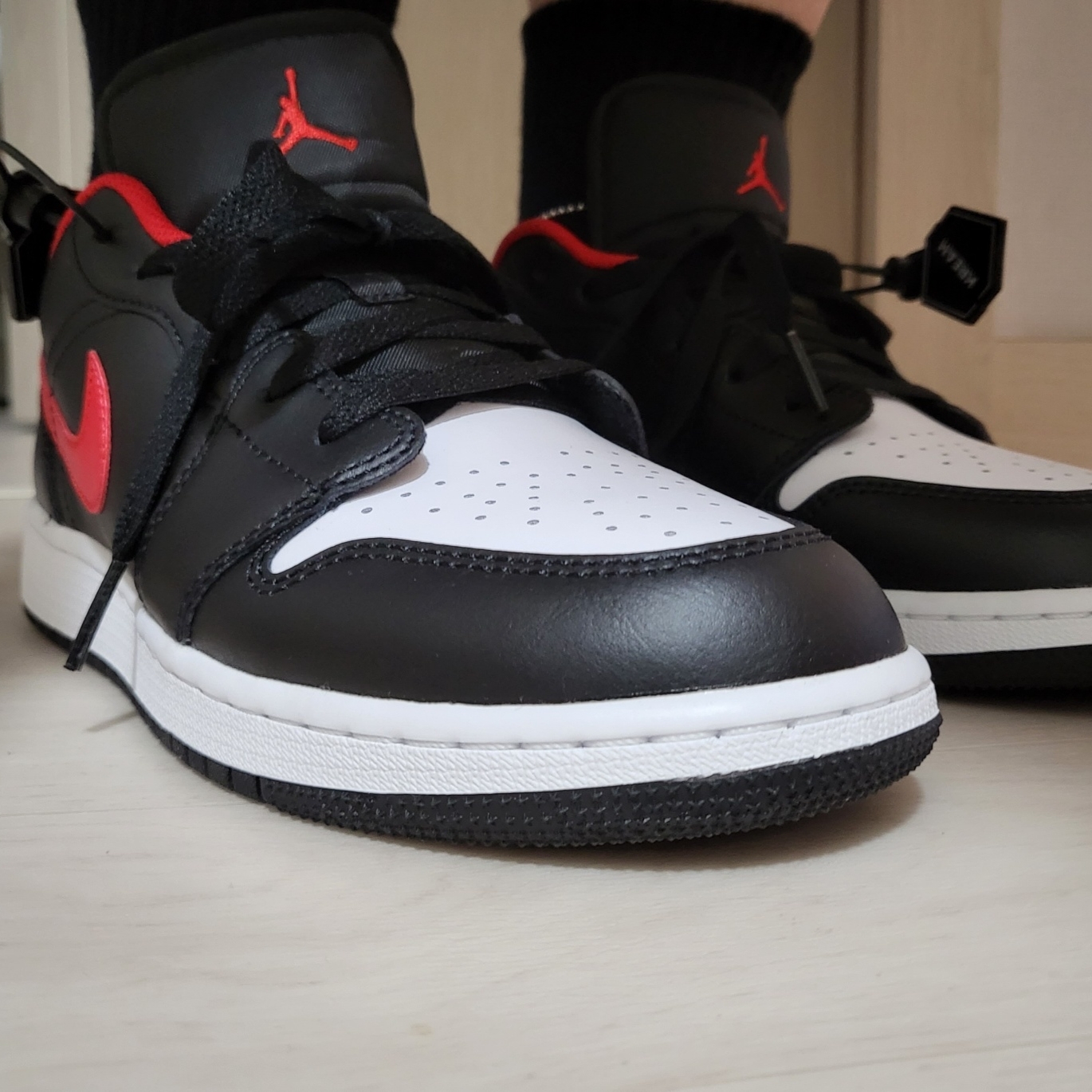 (GS) Jordan 1 Low Black Fire Red 착용 스타일 - 3
