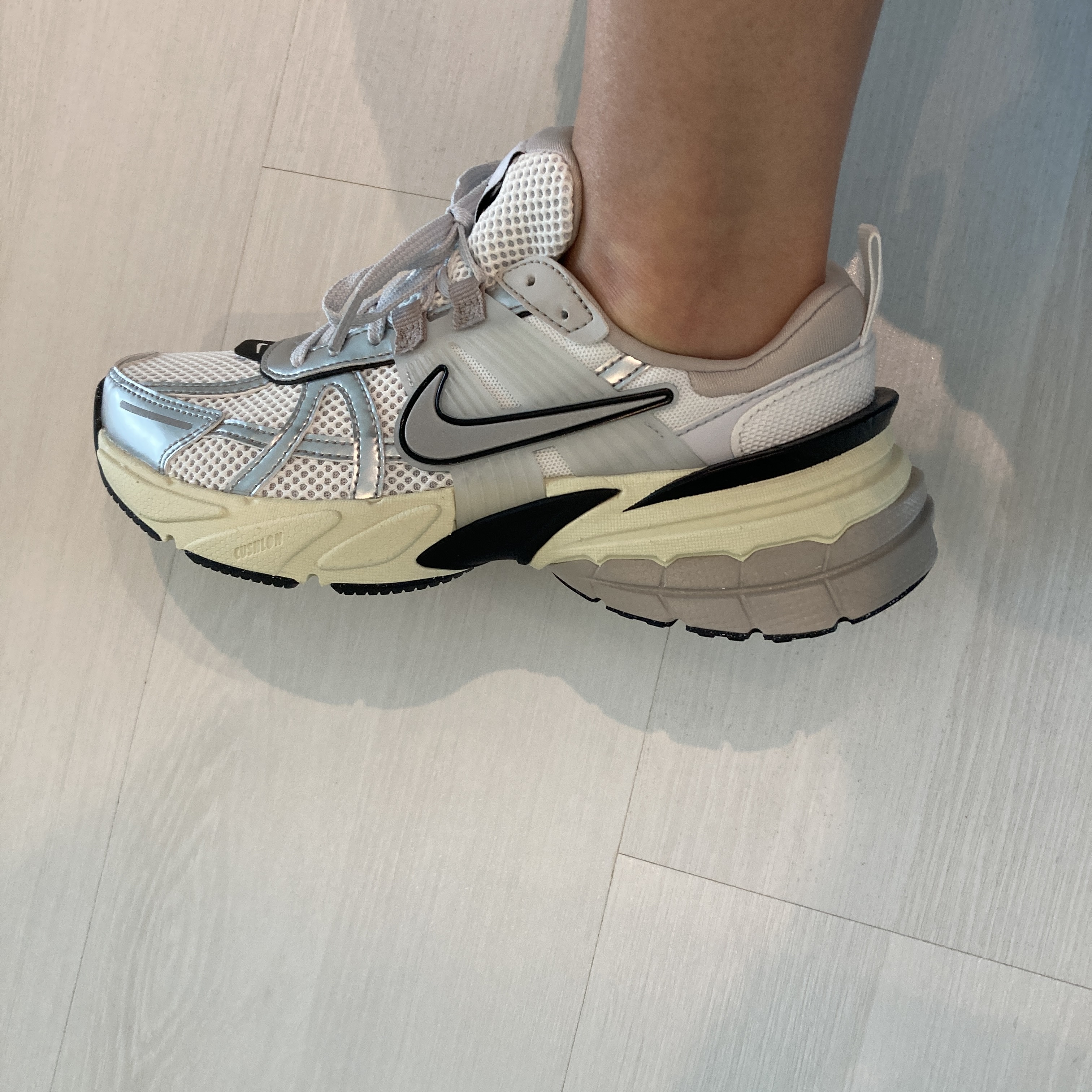 Nike V2K Run Summit White Metallic Silver 착용 스타일 - 1