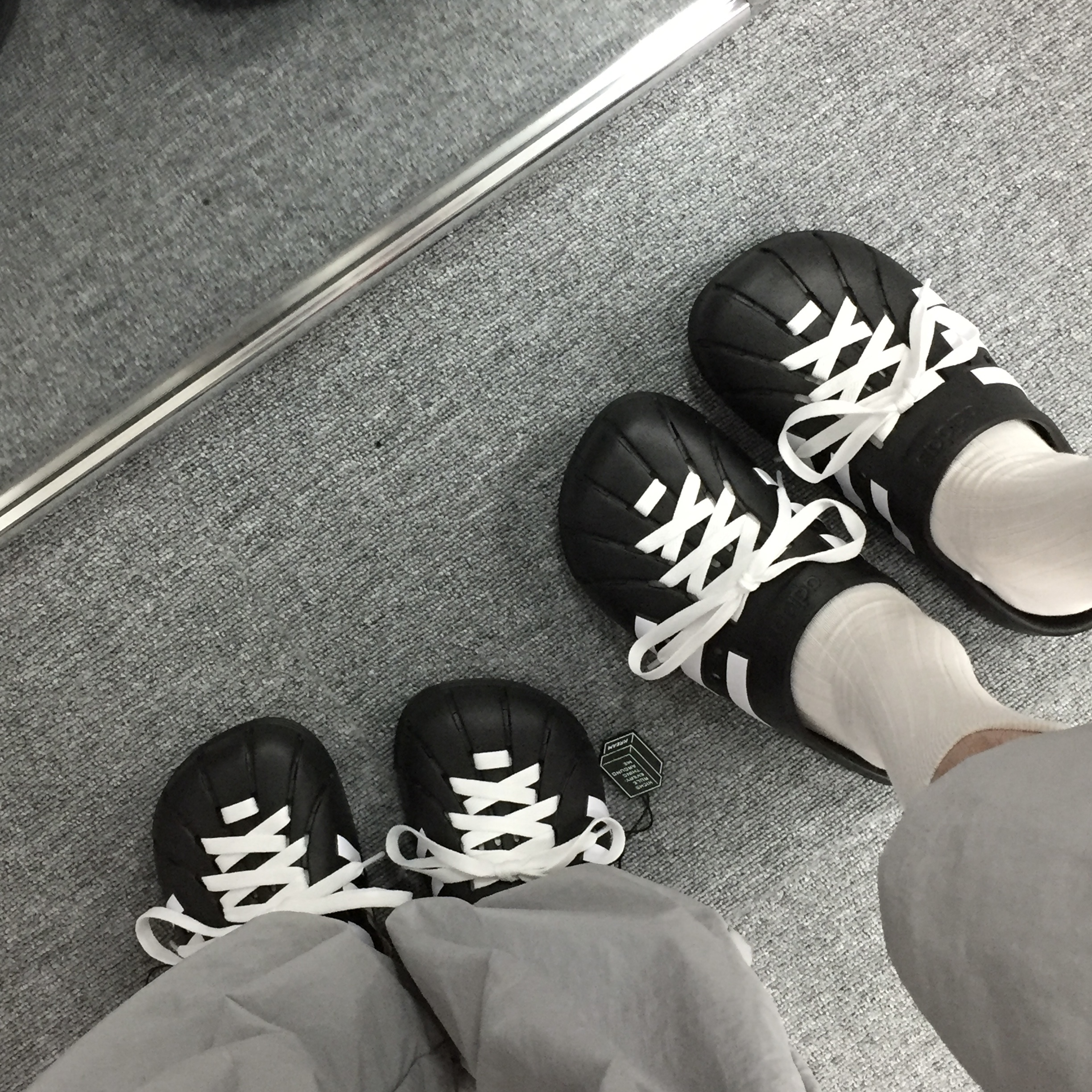 Adidas Adilette Clog Black White 착용 스타일 - 2