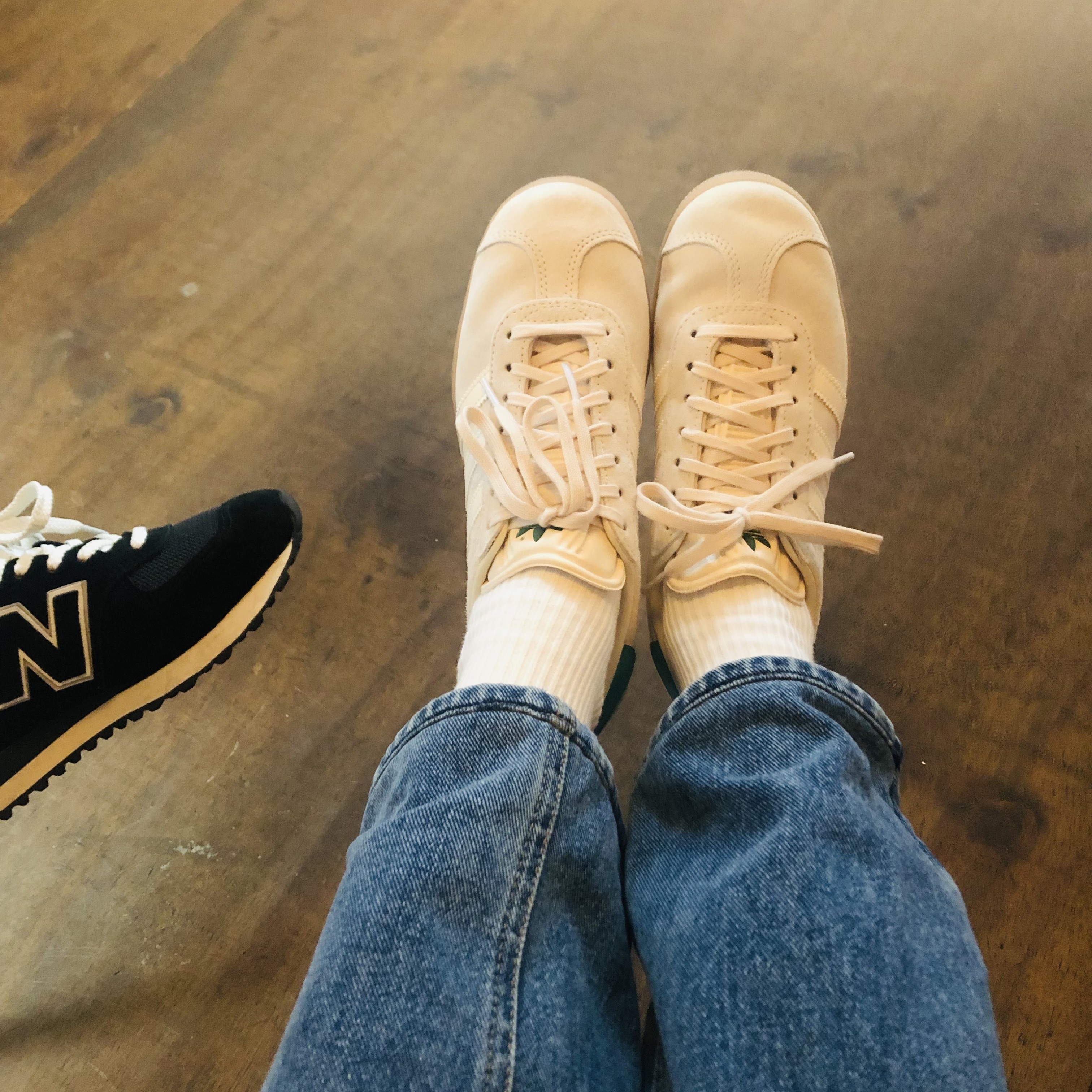 (W) Adidas Gazelle Wonder White Cream White, New Balance 574 Kodachrome Pack Black 착용 스타일