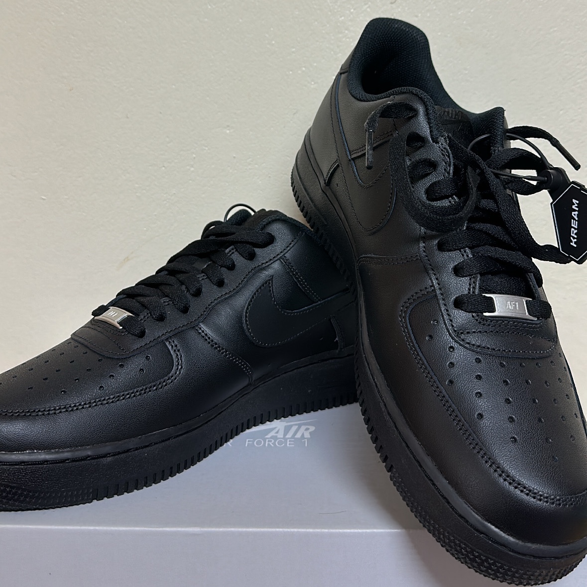 Nike Air Force 1 '07 Low Triple Black 착용 스타일
