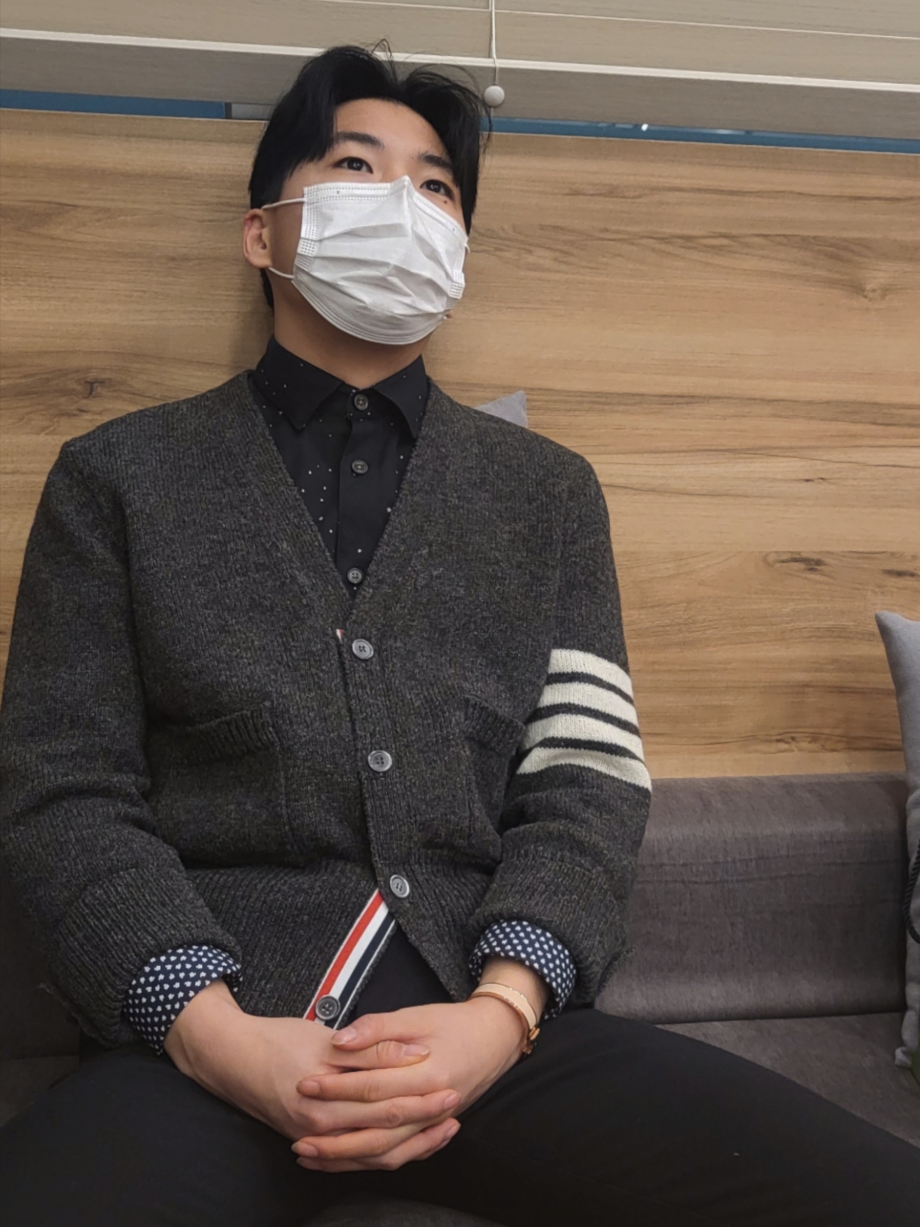 Thom Browne Shetland 4-Bar Classic Cardigan Dark Grey 착용 스타일 - 2