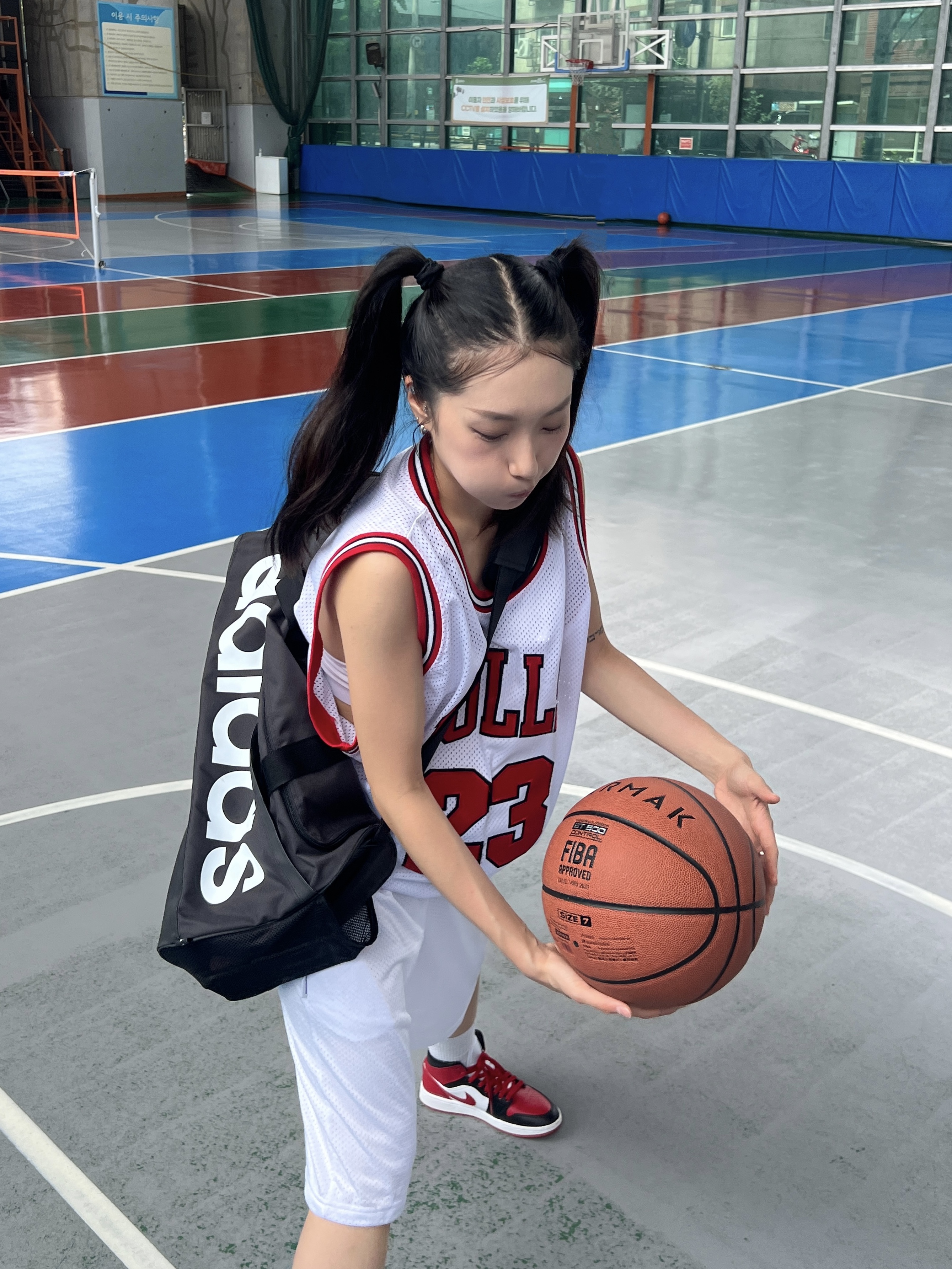 Adidas Essentials Linear M Duffel Bag Black, (W) Jordan 1 Mid Black and Gym Red 착용 스타일 - 3