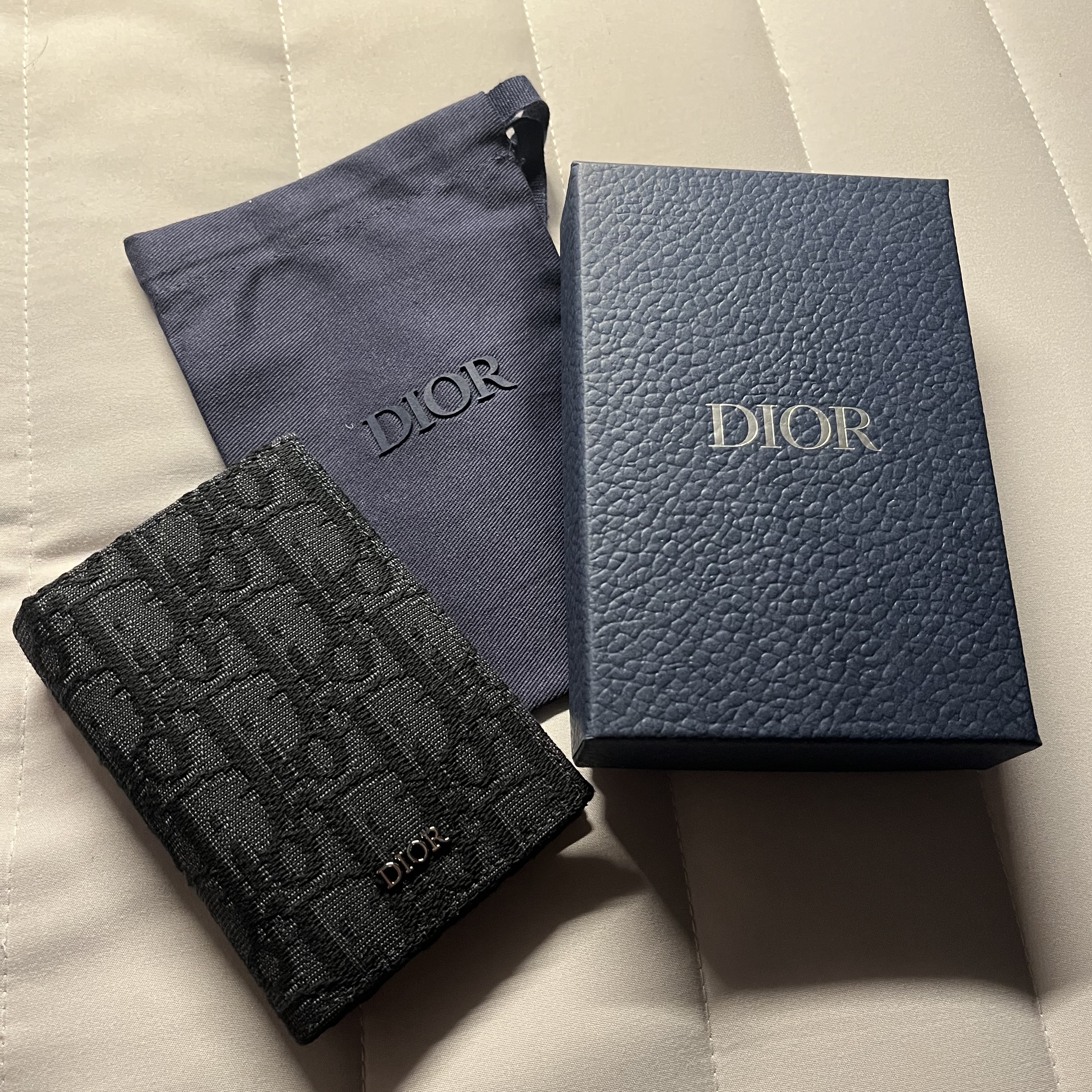 Dior Bi-Fold Card Holder Black Dior Oblique Jacquard 착용 스타일