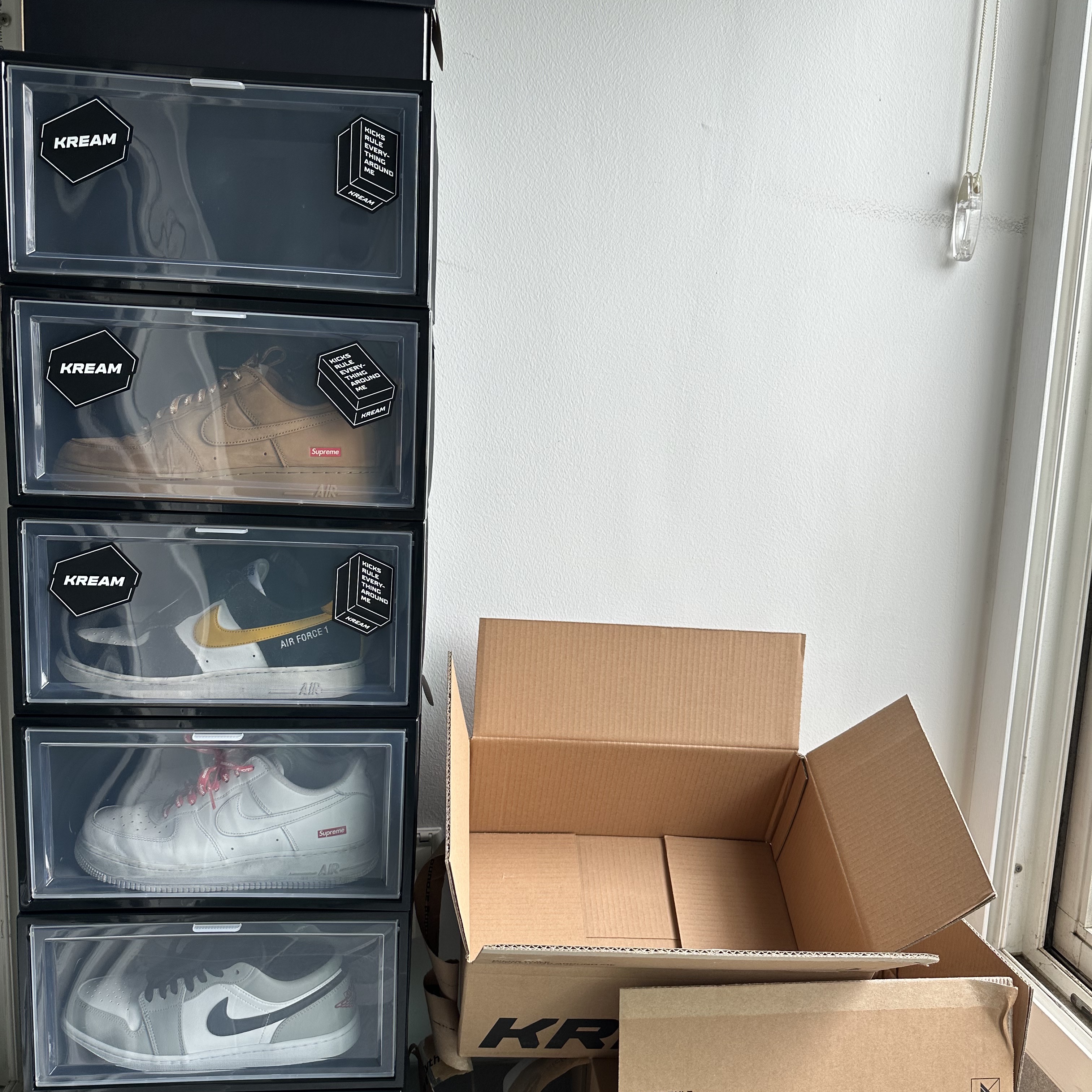 Jordan 1 Low Light Smoke Grey, Nike x Supreme Air Force 1 Low White 착용 스타일