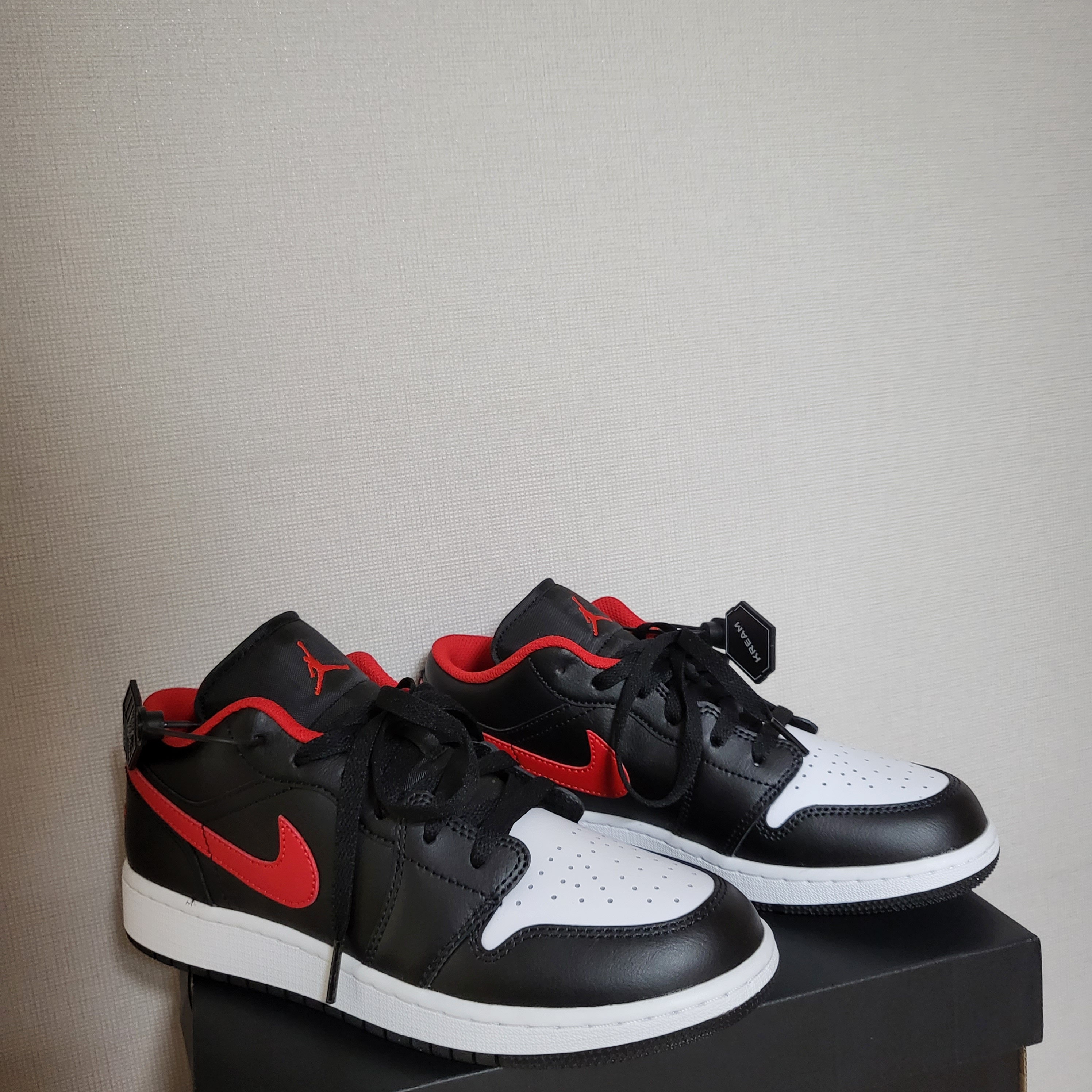 (GS) Jordan 1 Low Black Fire Red 착용 스타일 - 1