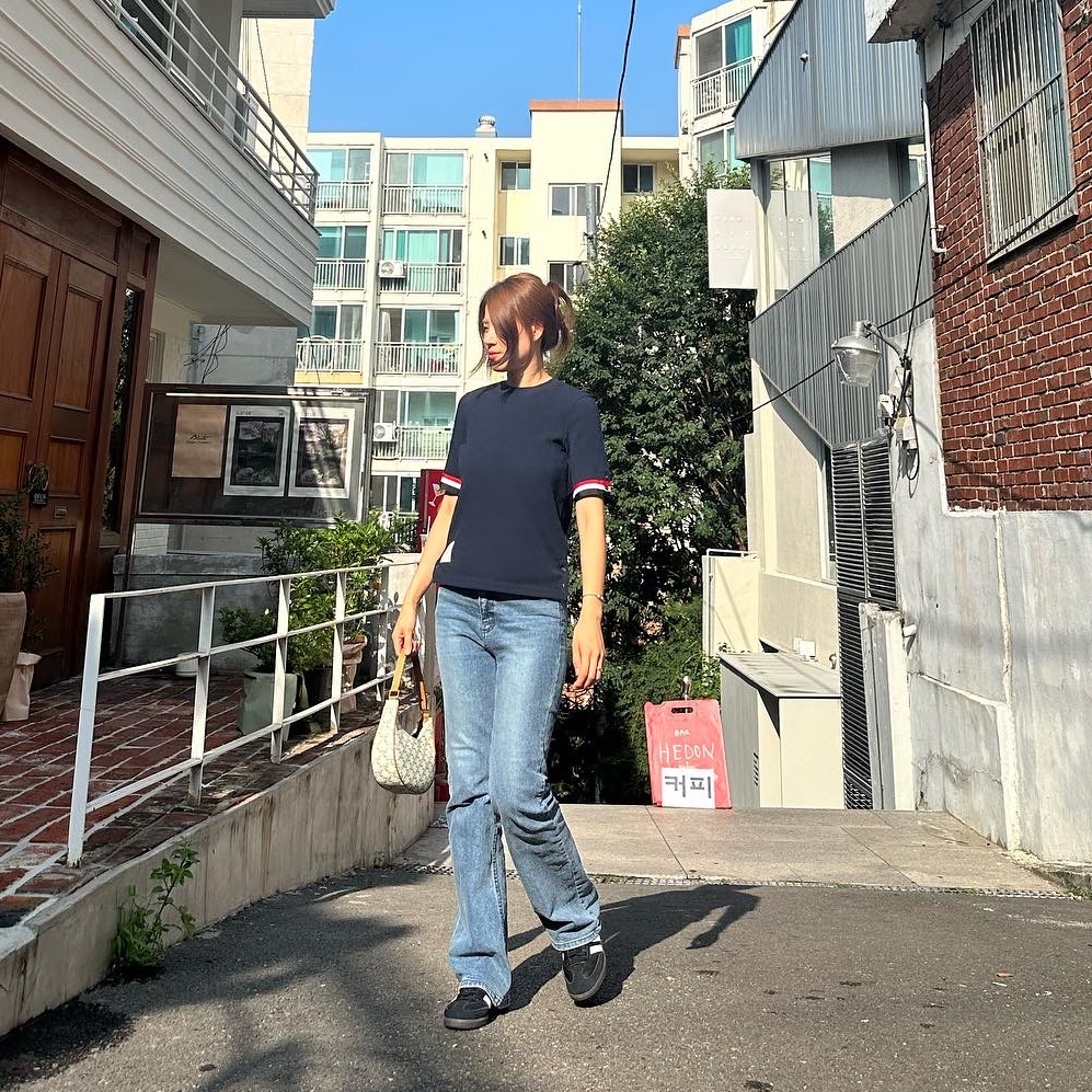 Celine Ava Bag in Triomphe Canvas and Calfskin Green 착용 스타일