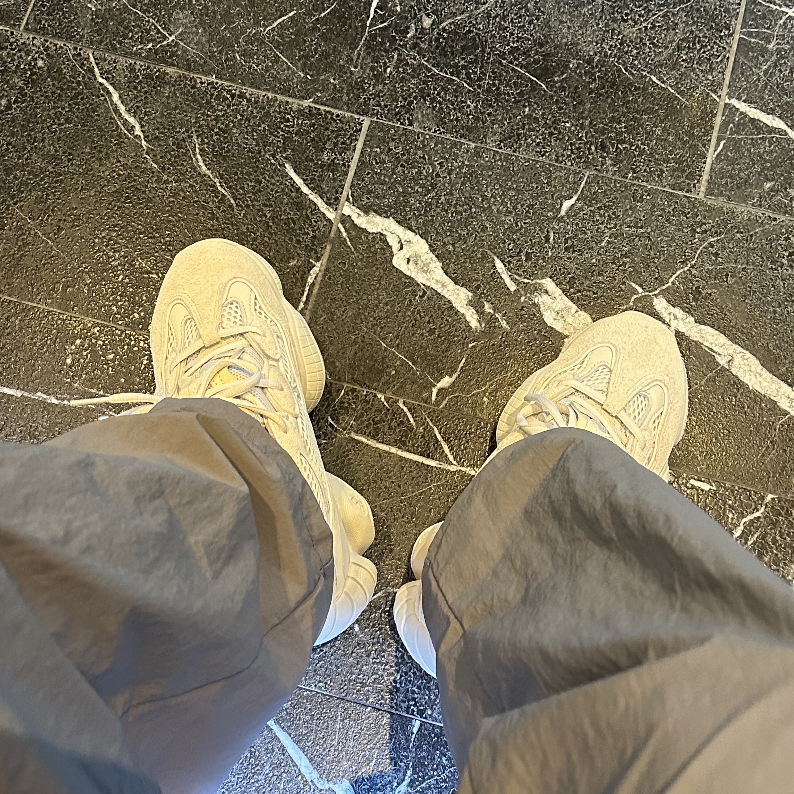 Adidas Yeezy 500 Blush 2022, Chanel Medium Classic Handbag Grained Calfskin & Gold Black 착용 스타일 - 1