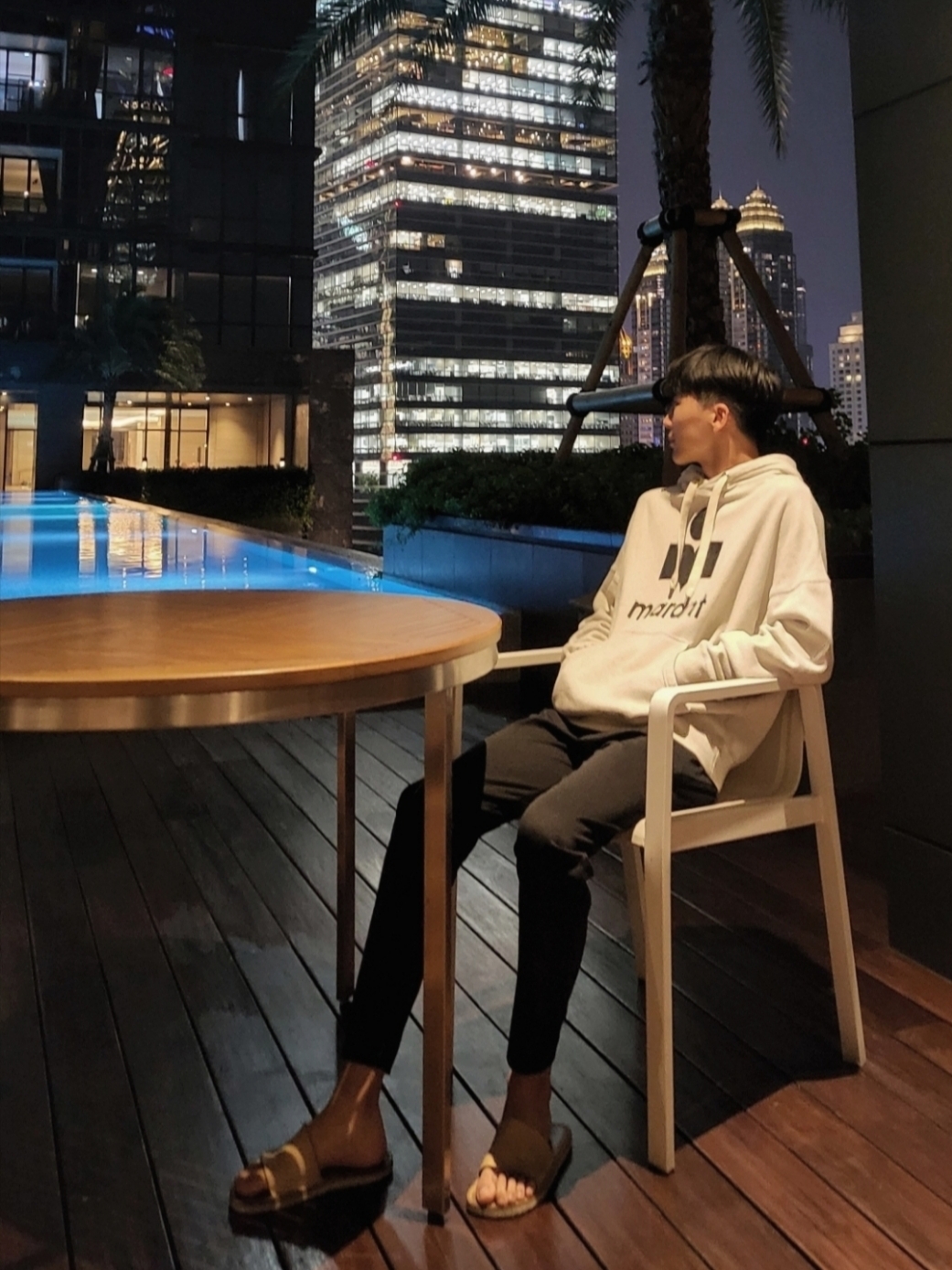 (W) Isabel Marant Mansel Hoodie Ecru Black 착용 스타일 - 2