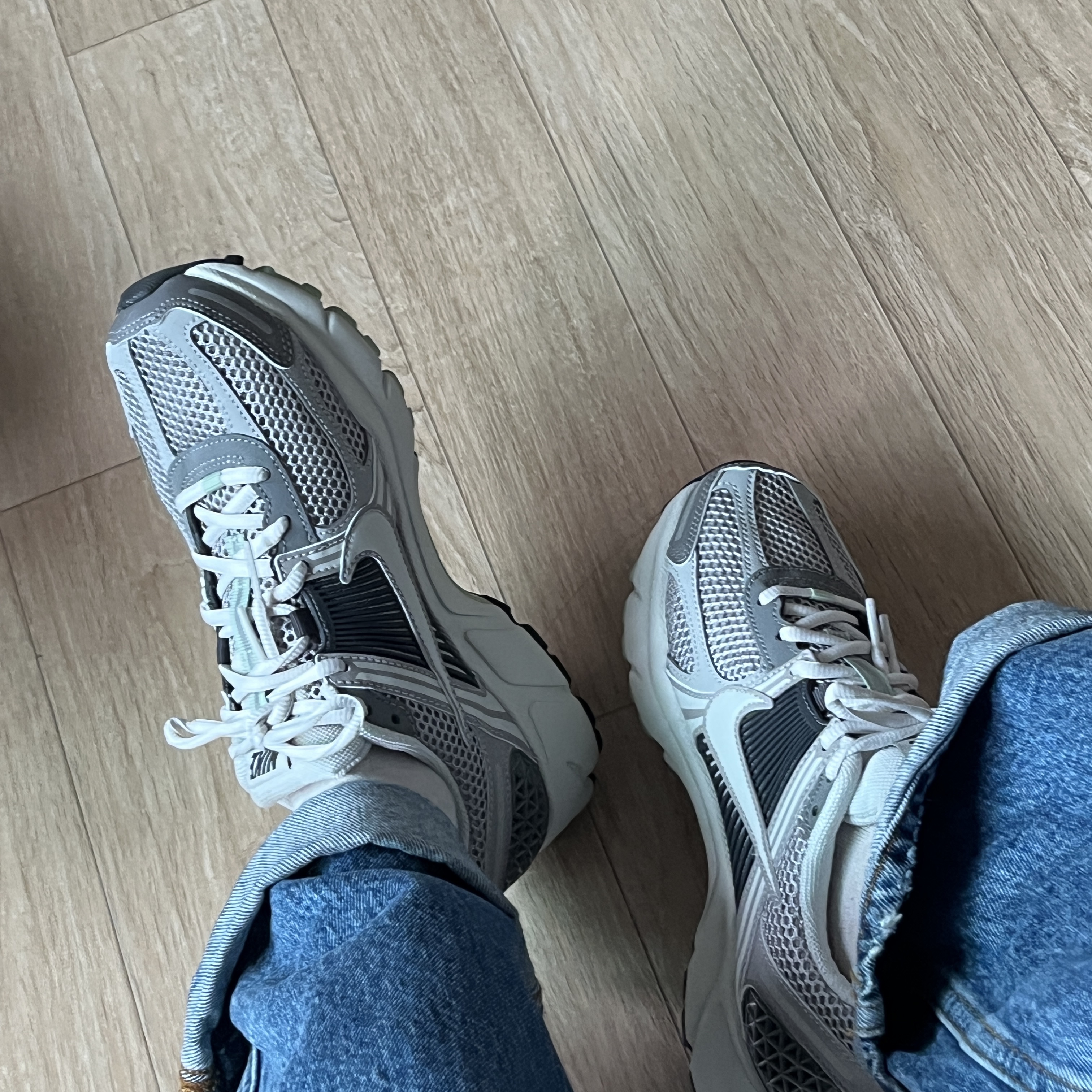 (W) Nike Zoom Vomero 5 Cobblestone and Flat Pewter 착용 스타일 - 1