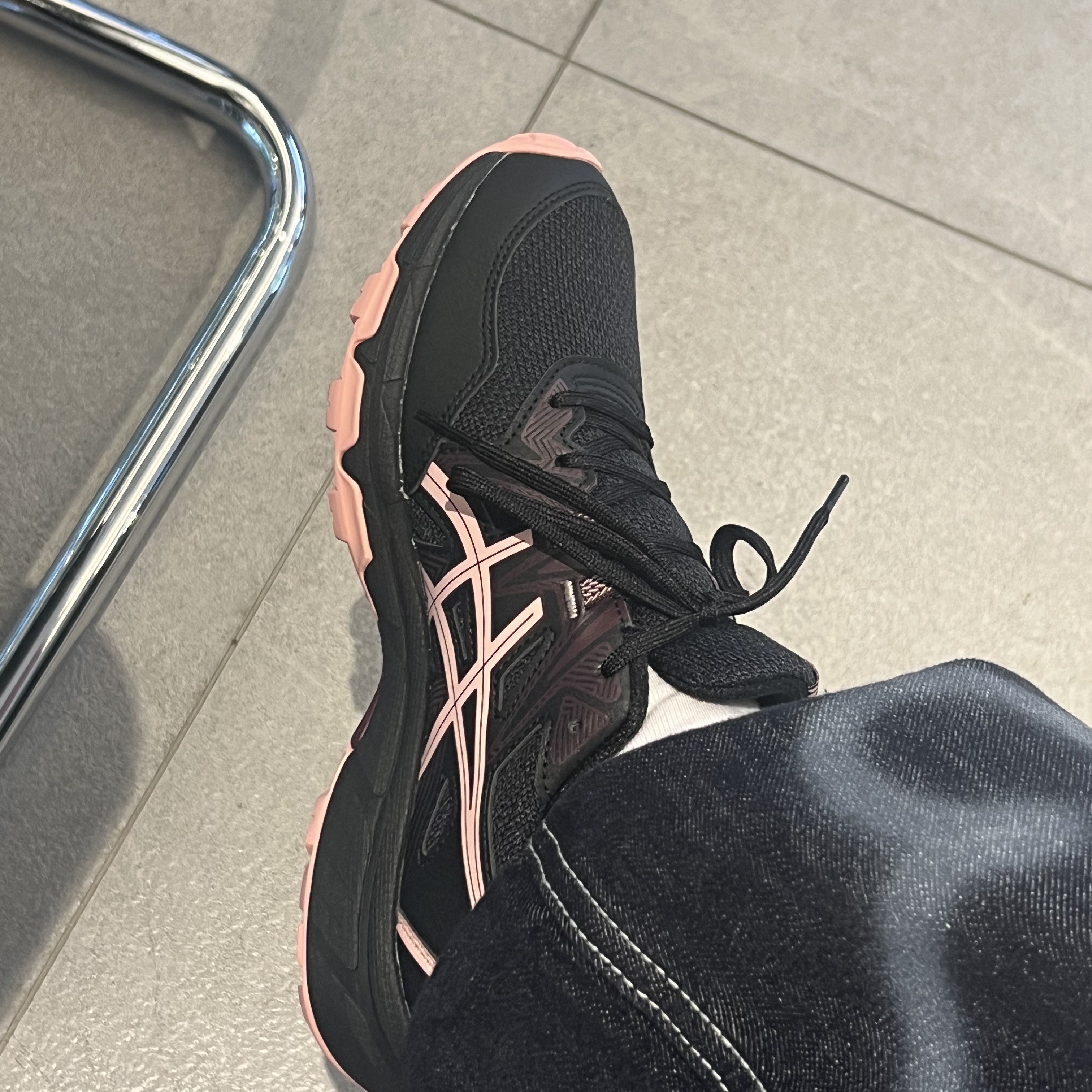 (W) Asics Gel-Venture 8 Black Frosted Rose 착용 스타일 - 2