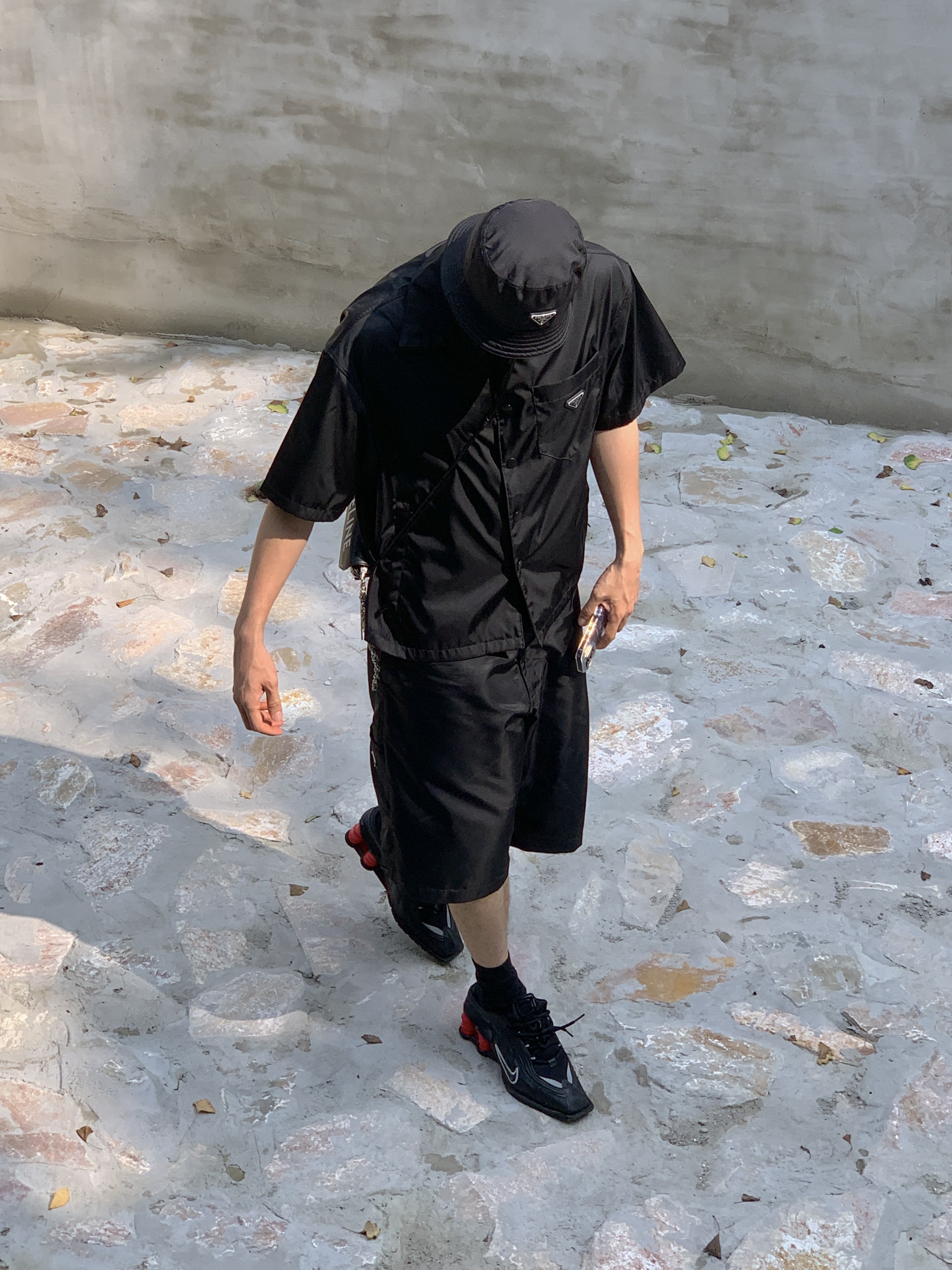 Nike x Martine Rose Shox MR4 Black, Prada Re-Nylon Bucket Hat Black 착용 스타일 - 4