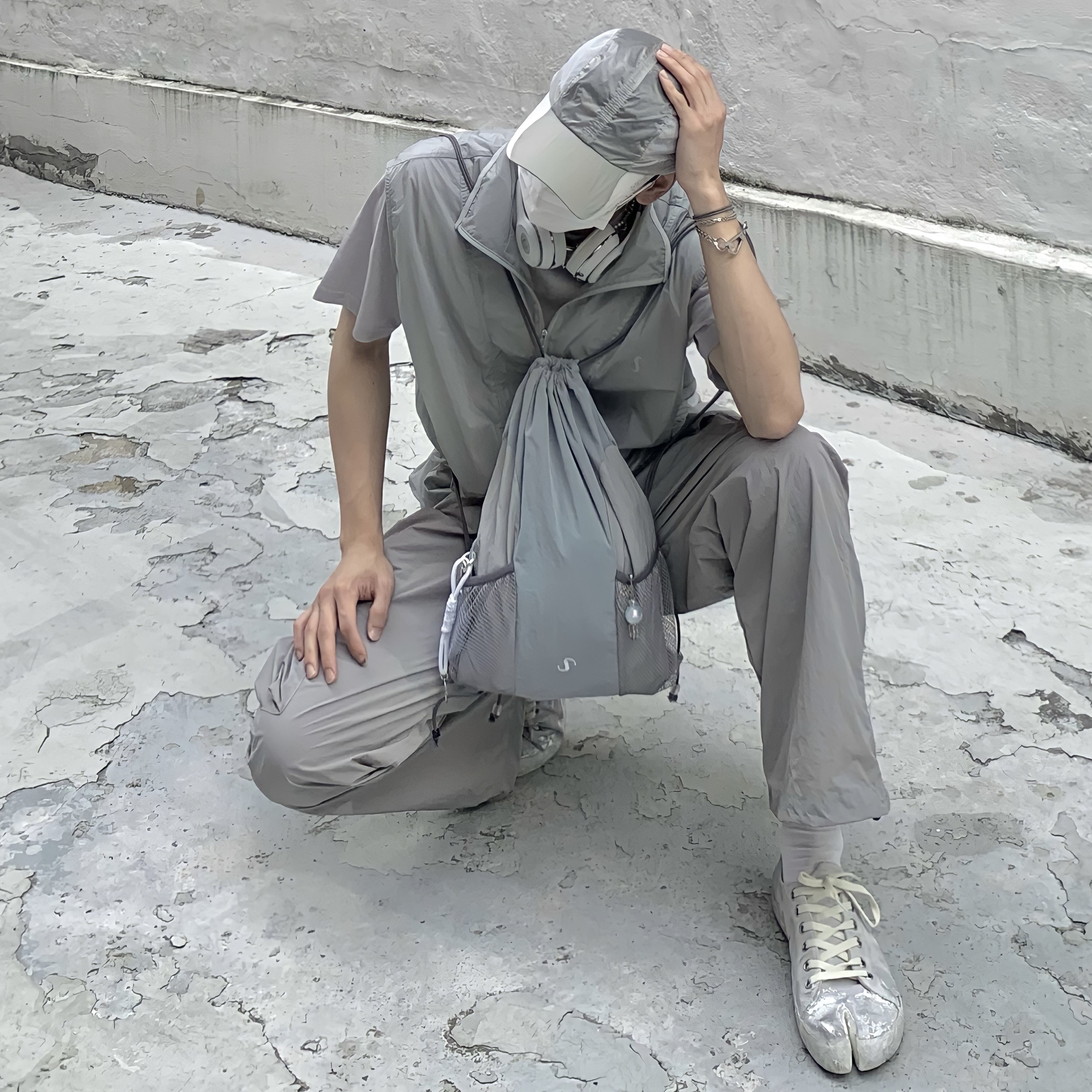 Maison Margiela Tabi Silver Foil Suede Sneakers White 착용 스타일 - 1