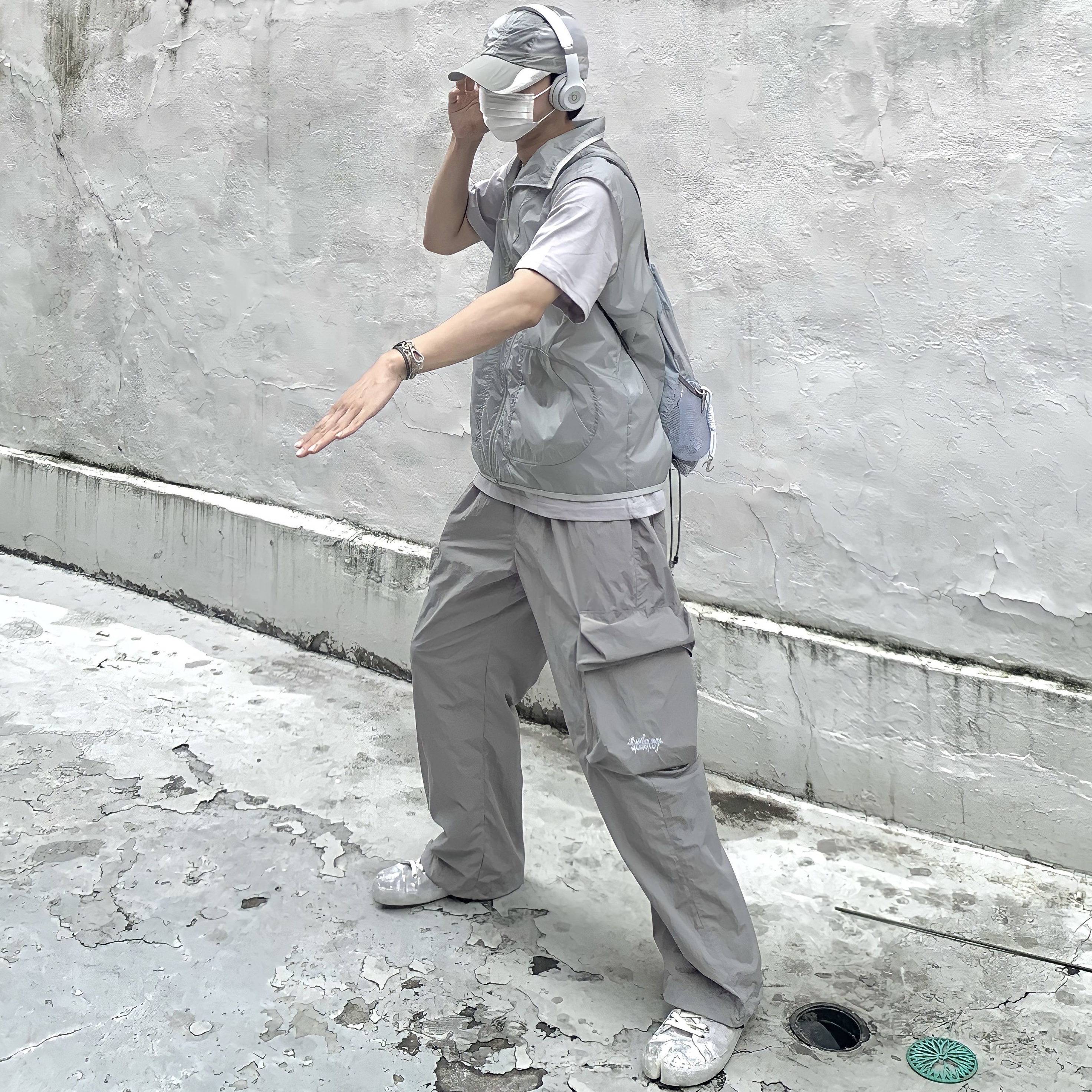 Maison Margiela Tabi Silver Foil Suede Sneakers White 착용 스타일 - 2