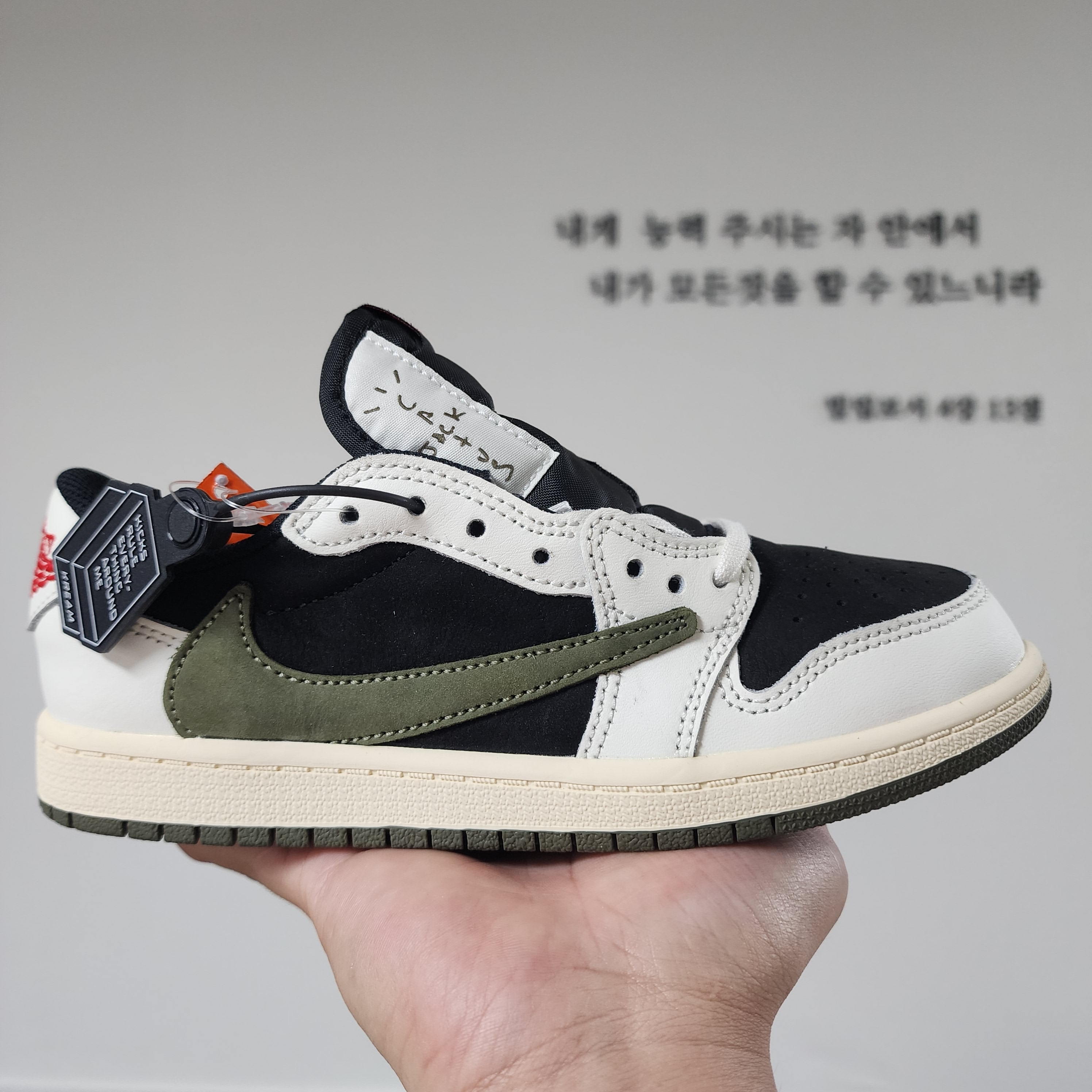 (PS) Jordan 1 x Travis Scott Retro Low OG SP Medium Olive 착용 스타일 - 1
