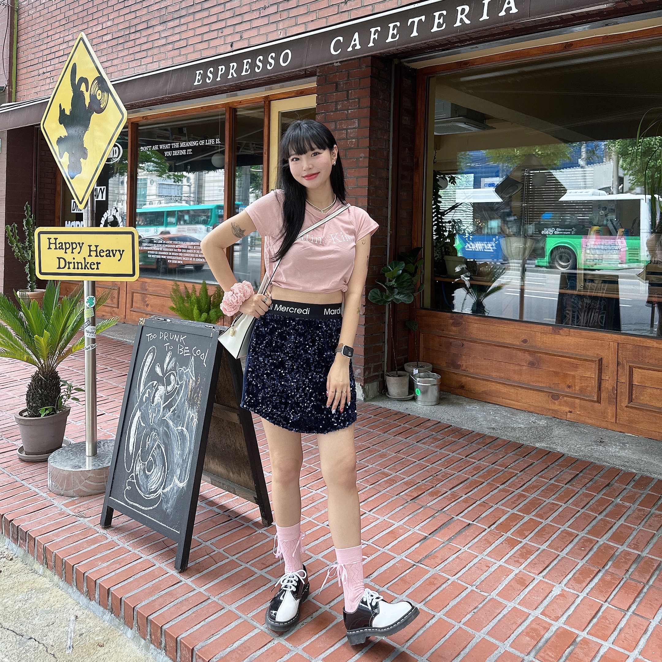 (W) Matin Kim Logo Crop Top Pink 착용 스타일 - 1