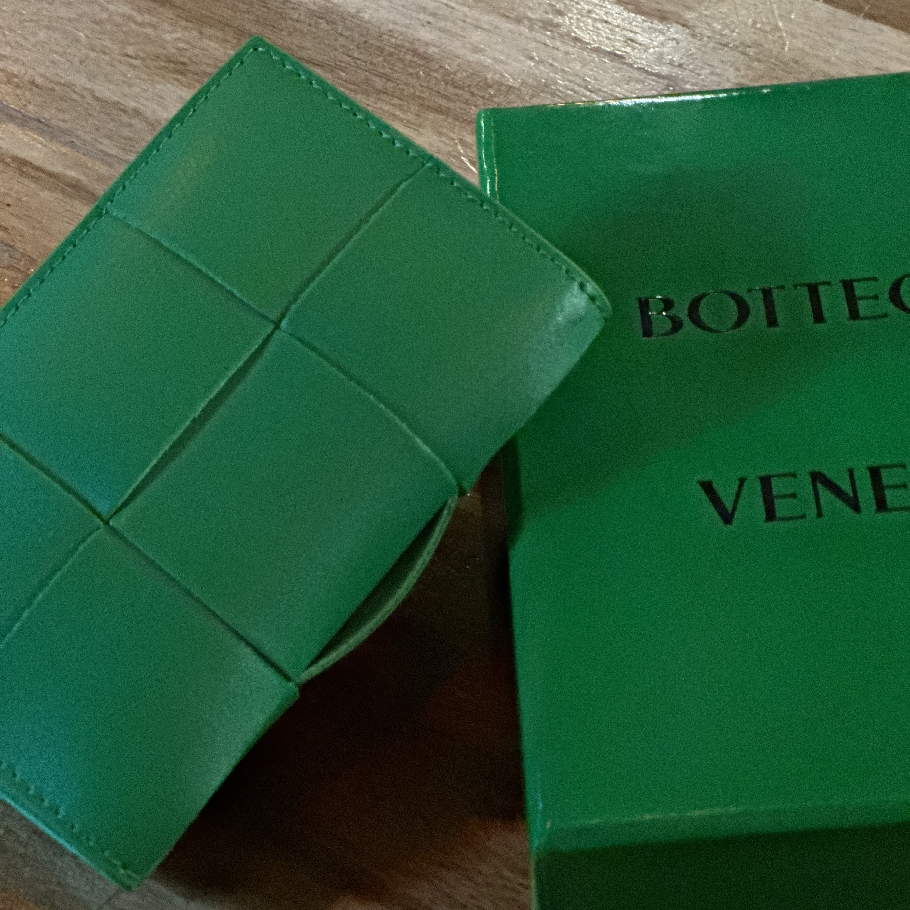 Bottega Veneta Flap Card Case Parakeet 착용 스타일