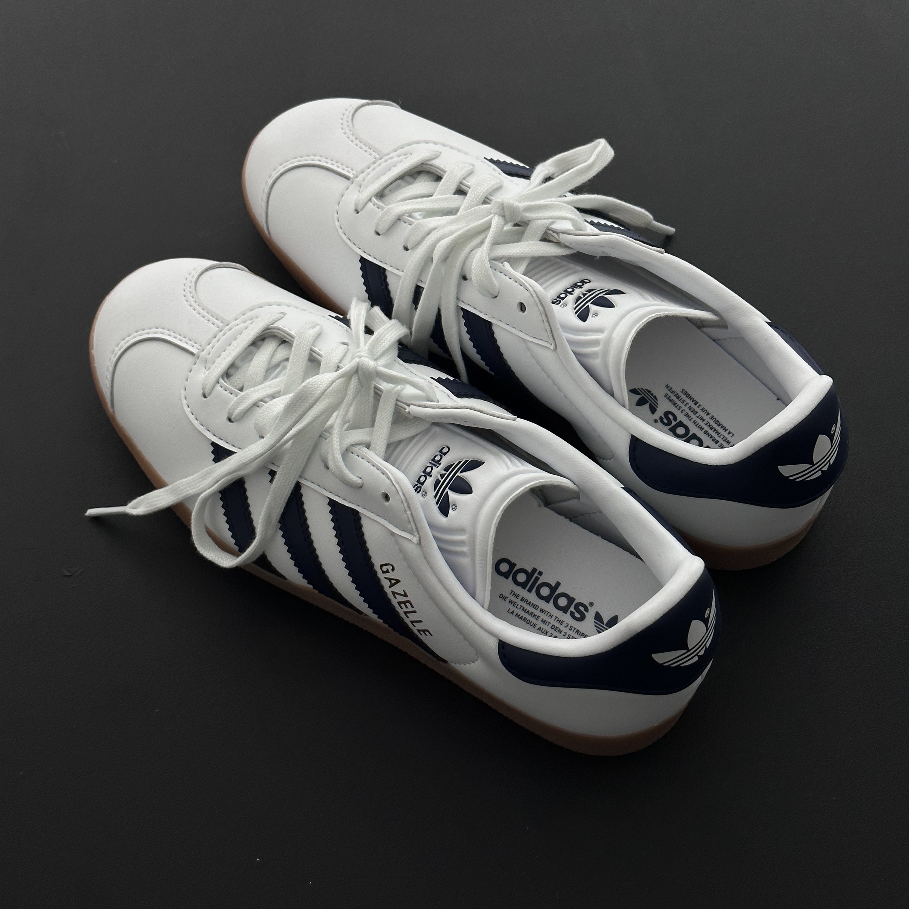 Adidas Gazelle White Collegiate Navy 착용 스타일 - 1
