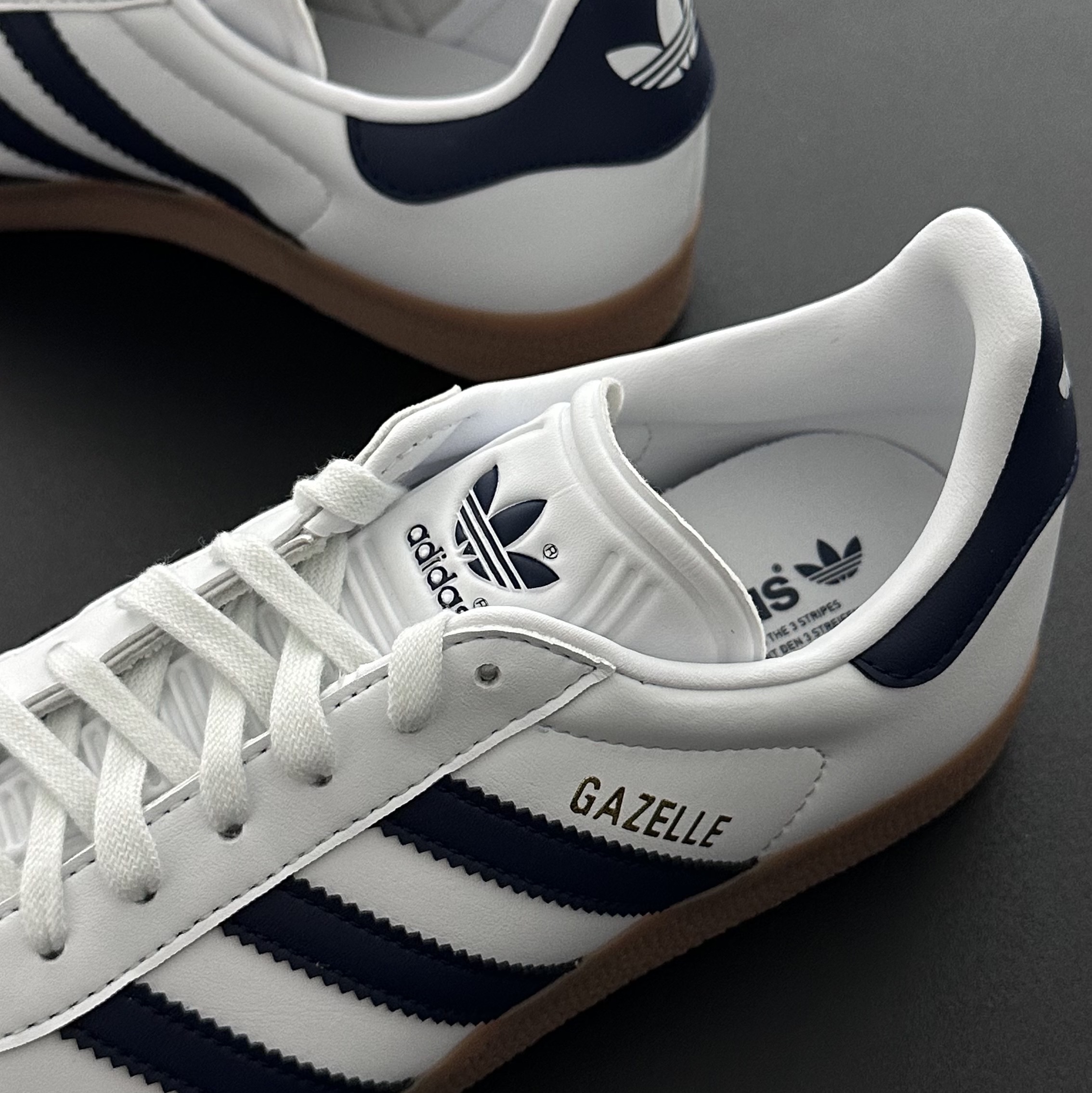 Adidas Gazelle White Collegiate Navy 착용 스타일 - 2