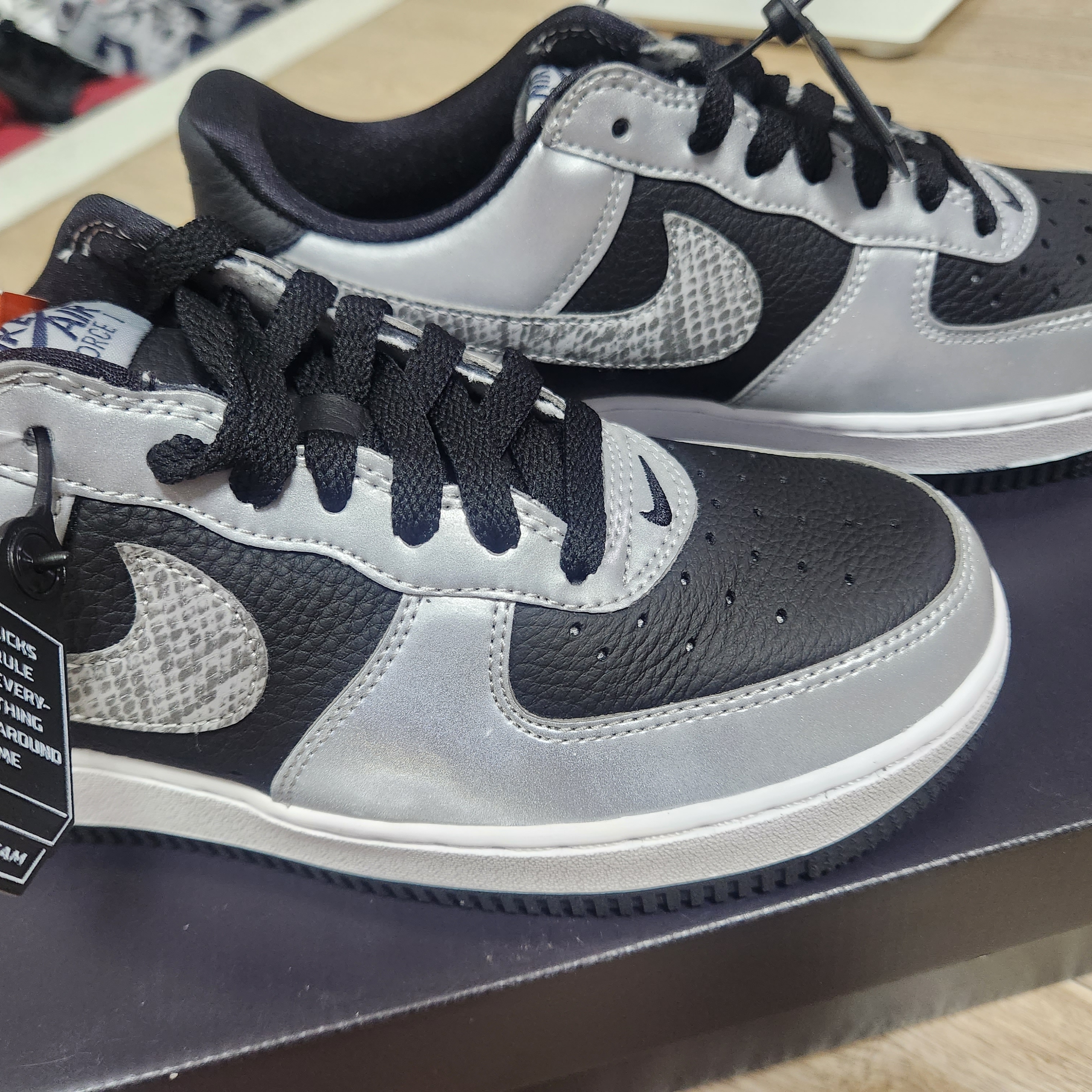 Nike Air Force 1 B Silver Snake 착용 스타일 - 3