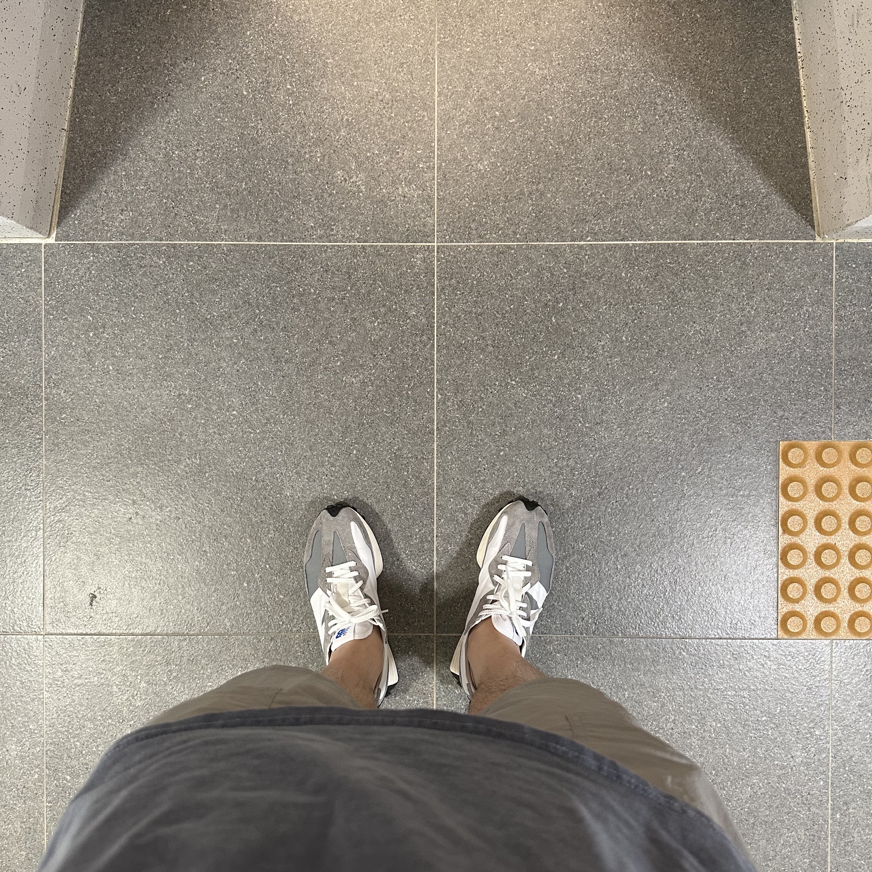 New Balance 327 Grey 착용 스타일