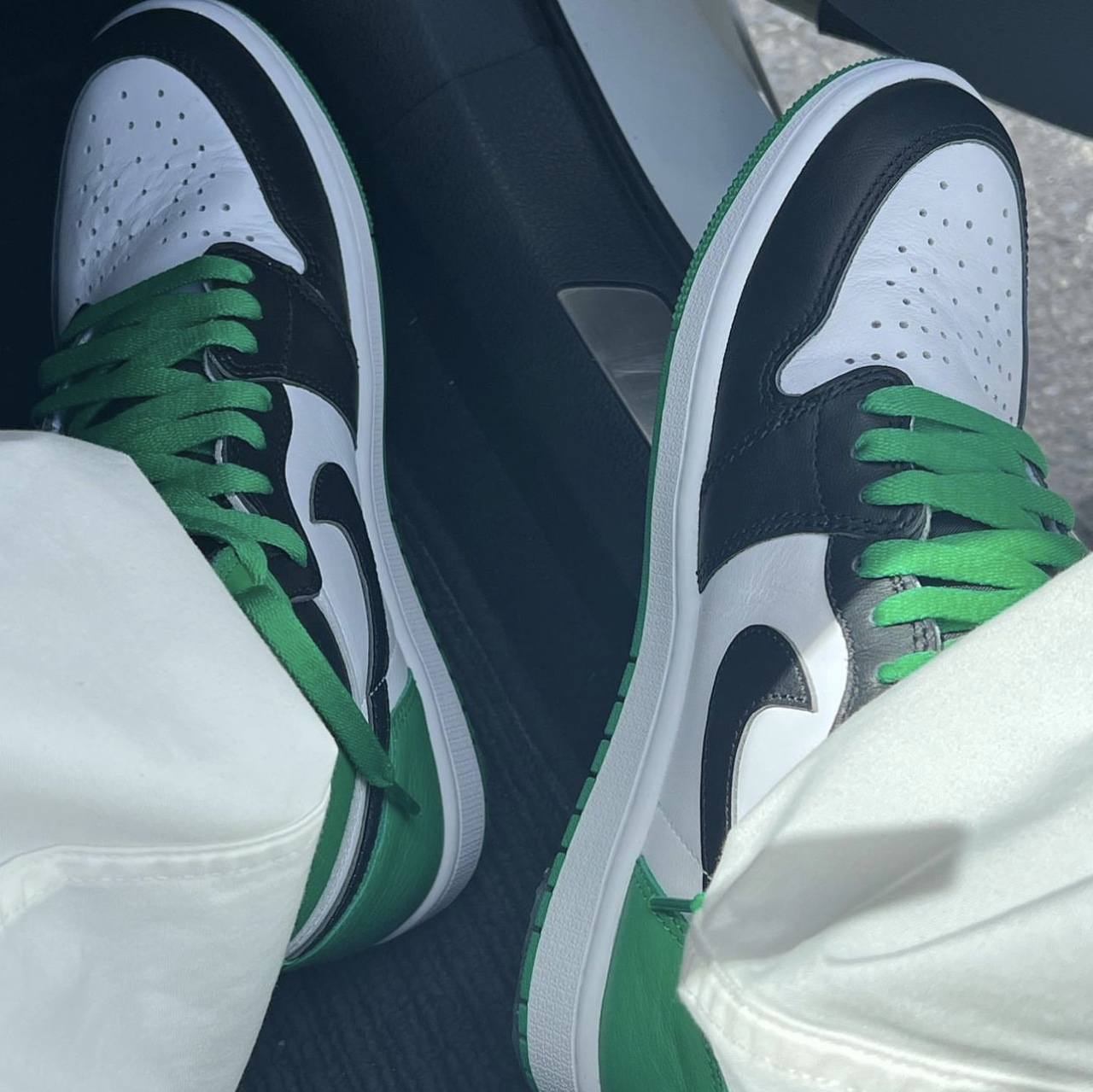 Jordan 1 Retro High OG Black and Lucky Green 착용 스타일 - 1