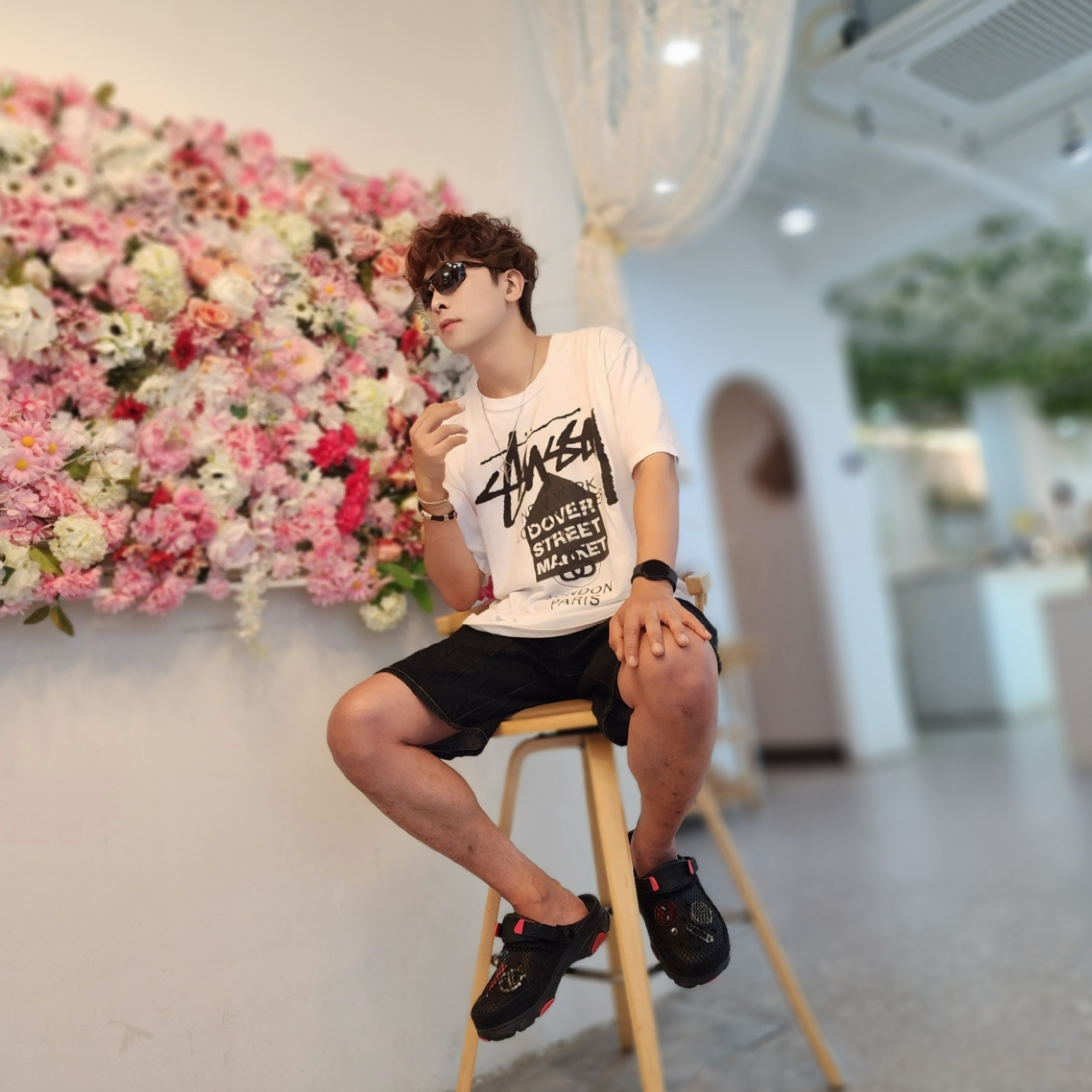Stussy DSM World Tour T-Shirt White, Crocs x Staple Classic All Terrain Clog Black 착용 스타일 - 5