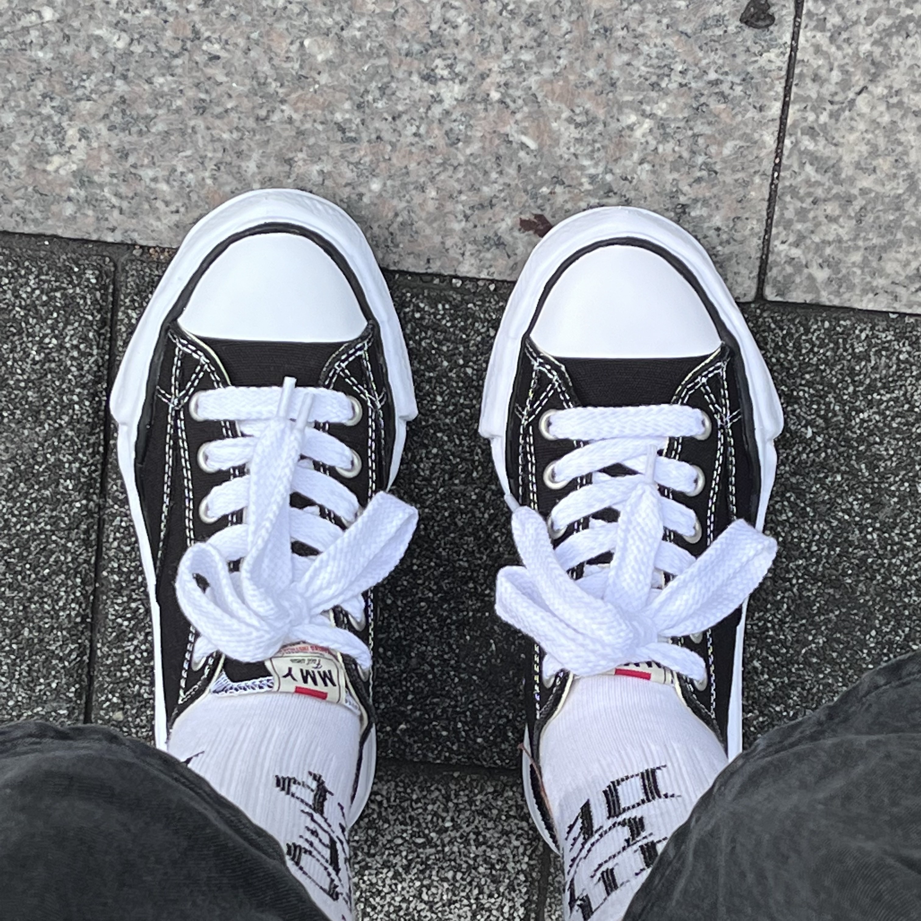 Maison Mihara Yasuhiro Peterson OG Sole Canvas Low Sneakers Black, Stussy World Tour T-Shirt Black 착용 스타일 - 2