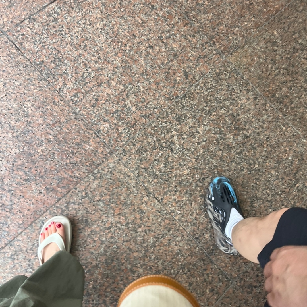 Adidas Yeezy Foam RNNR MX Cinder 착용 스타일
