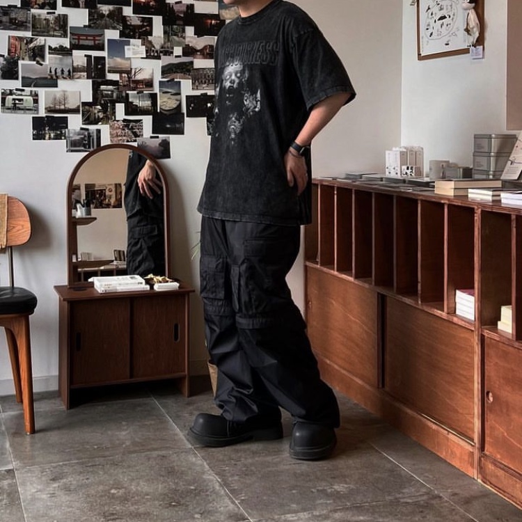 [KREAM 단독] OMO Detachable Nylon Cargo Pants Black 착용 스타일
