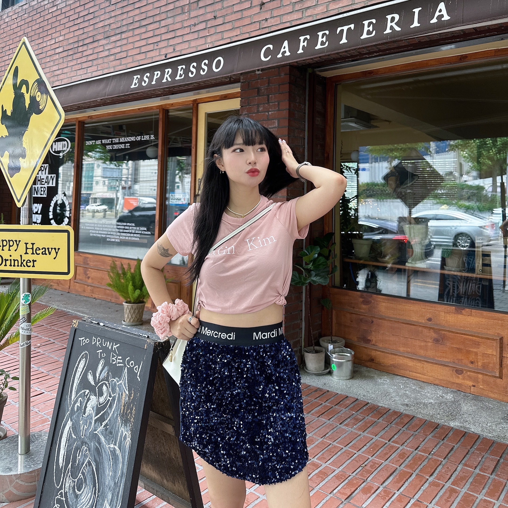 (W) Matin Kim Logo Crop Top Pink 착용 스타일 - 3