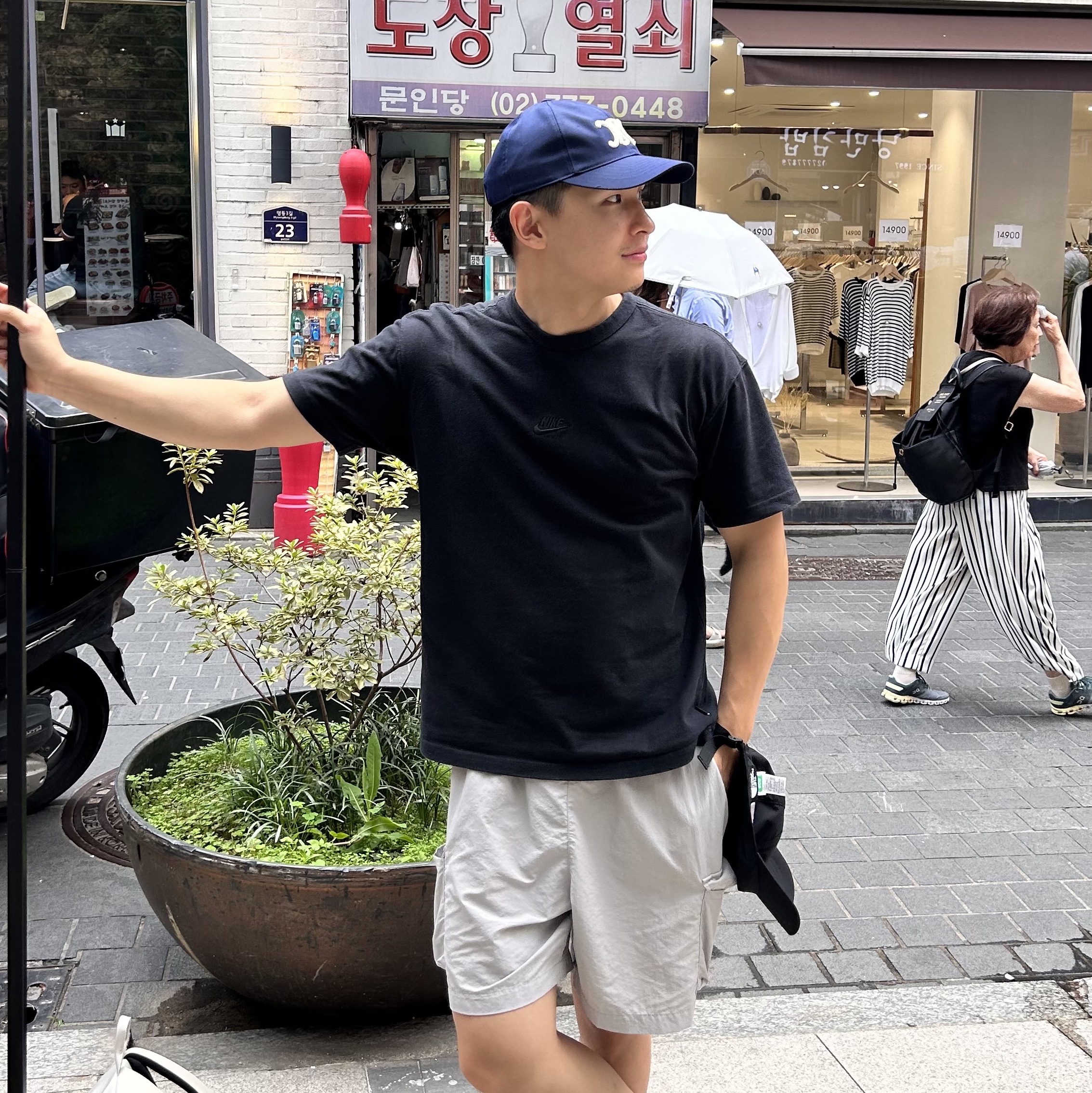 Nike ACG LBR Lungs T-Shirt Black - US/EU, Nike NRG Solo Swoosh Fleece Shorts Dark Grey Heather - US/EU 착용 스타일