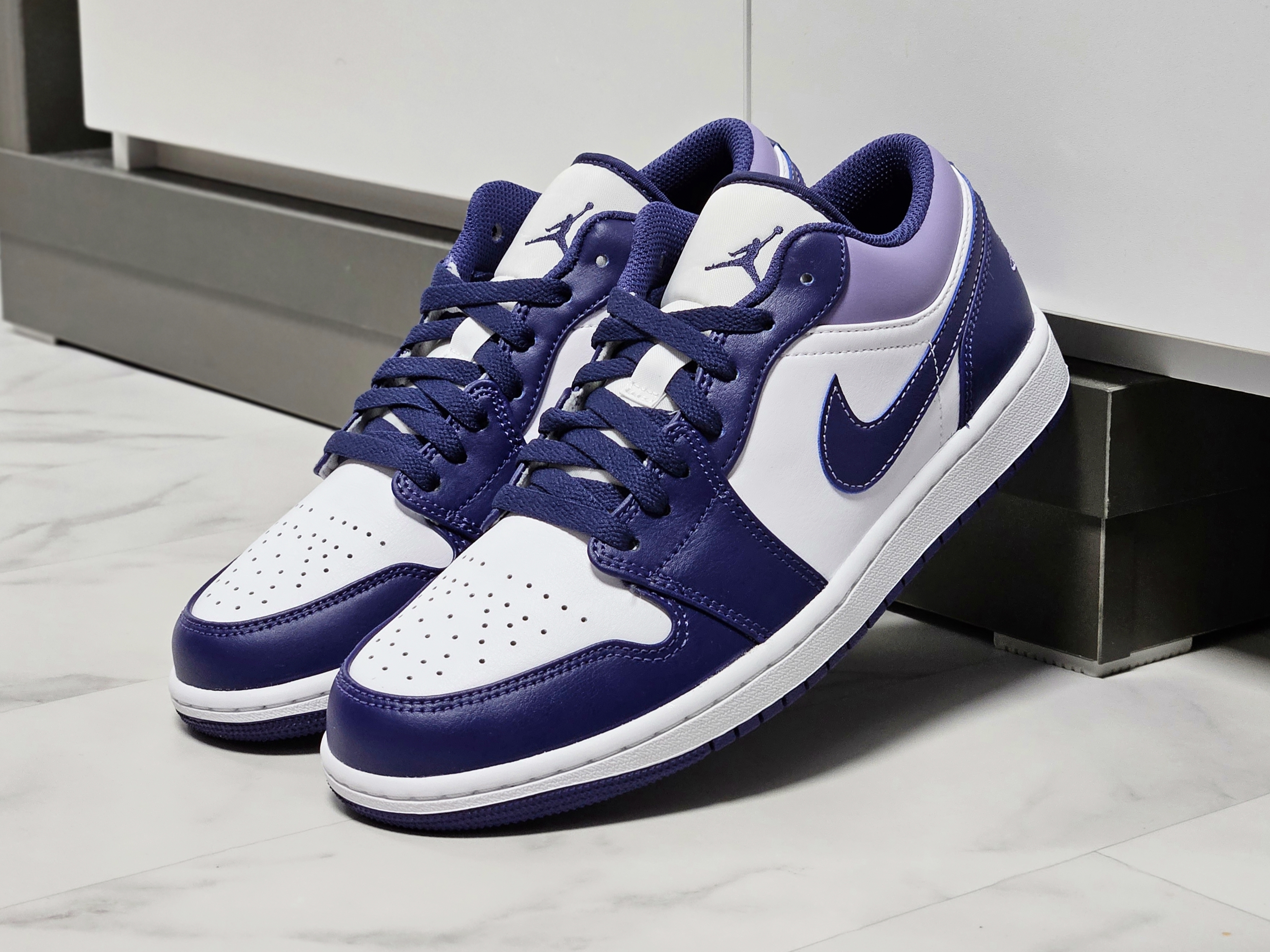 Jordan 1 Low Sky J Purple White 착용 스타일 - 3